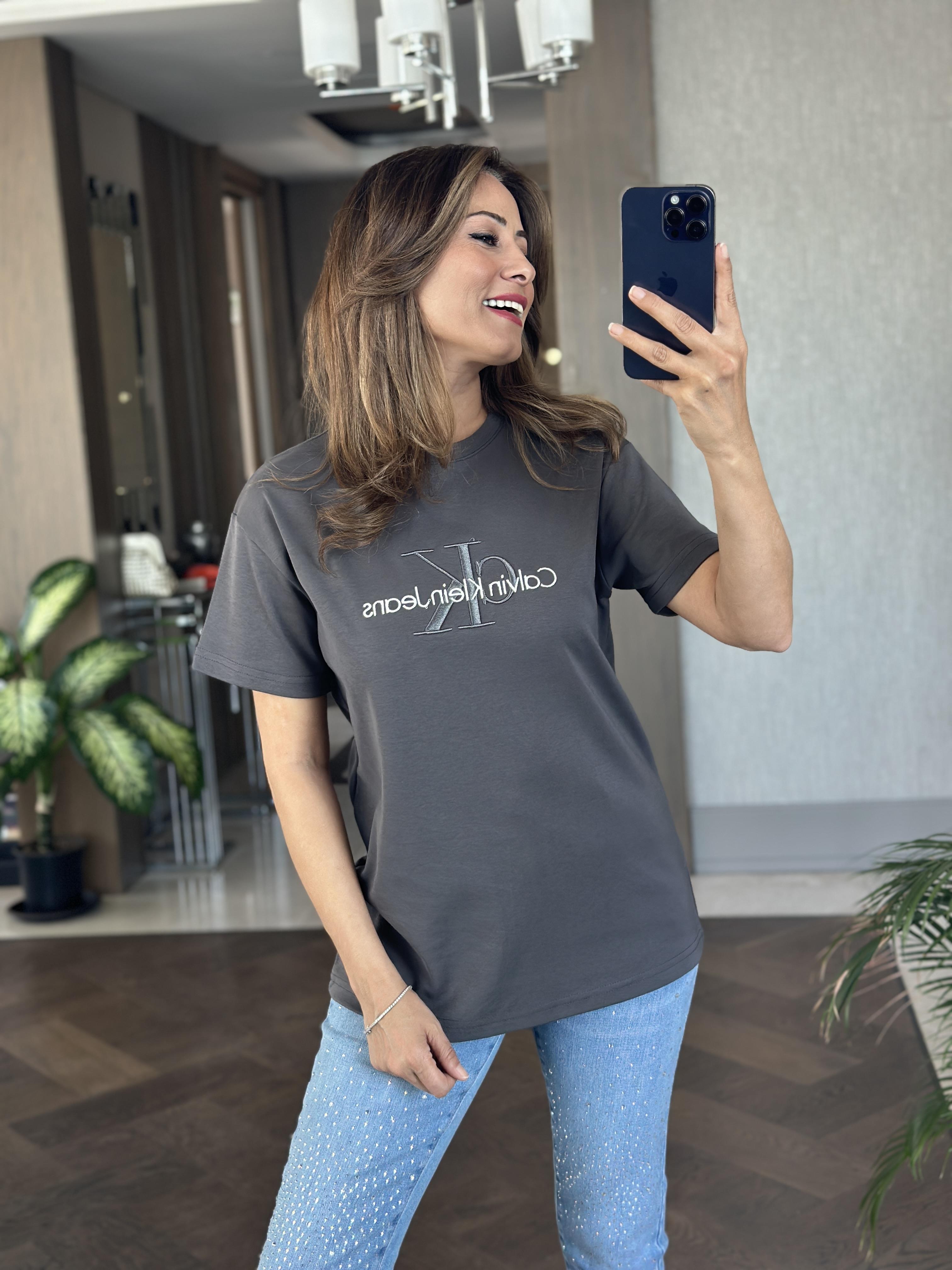 Antrasit Önü Kabartma Yazı Nakışlı Bisiklet Yaka Kısa Kol Kadın T-Shirt