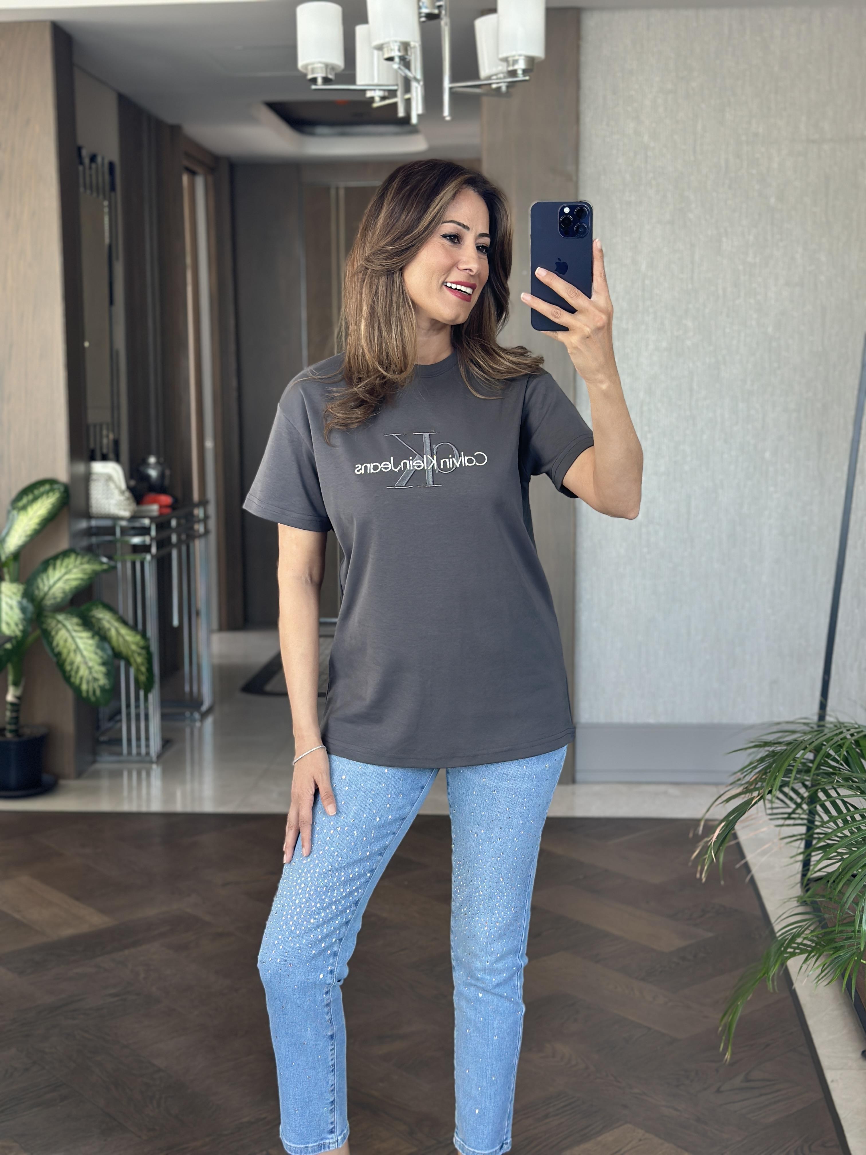 Antrasit Önü Kabartma Yazı Nakışlı Bisiklet Yaka Kısa Kol Kadın T-Shirt