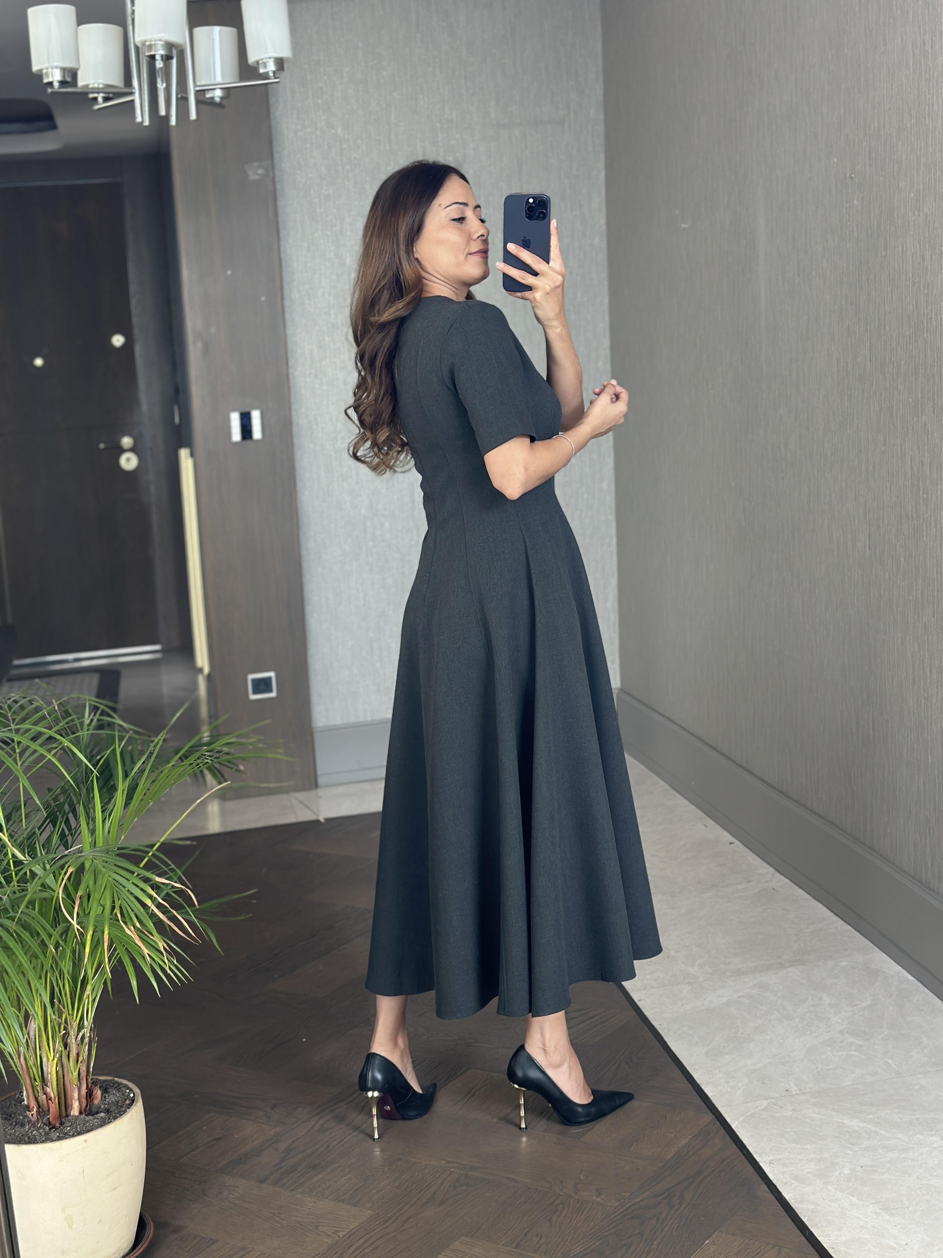 Antrasit Bisiklet Yaka Kısa Kol Sırtı Fermuarlı Parçalı Kadın Midi Boy Elbise