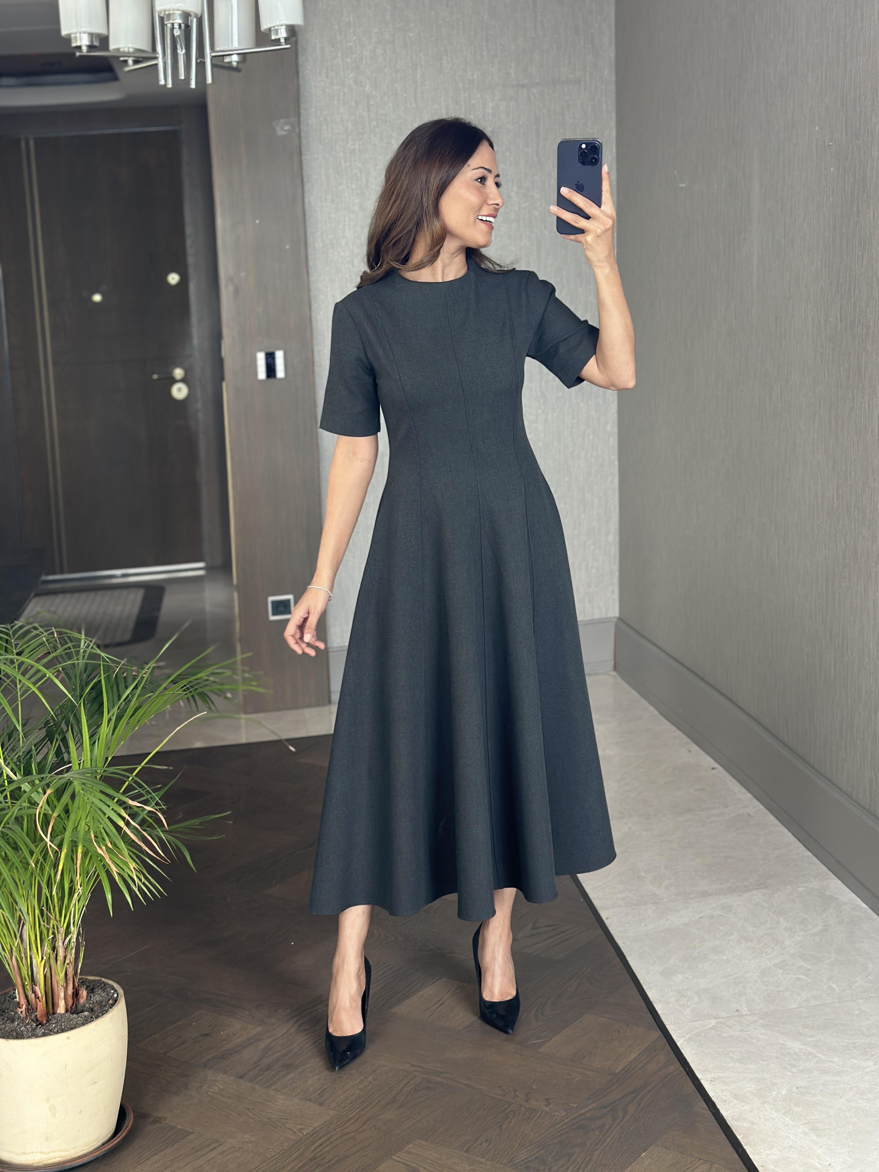 Antrasit Bisiklet Yaka Kısa Kol Sırtı Fermuarlı Parçalı Kadın Midi Boy Elbise