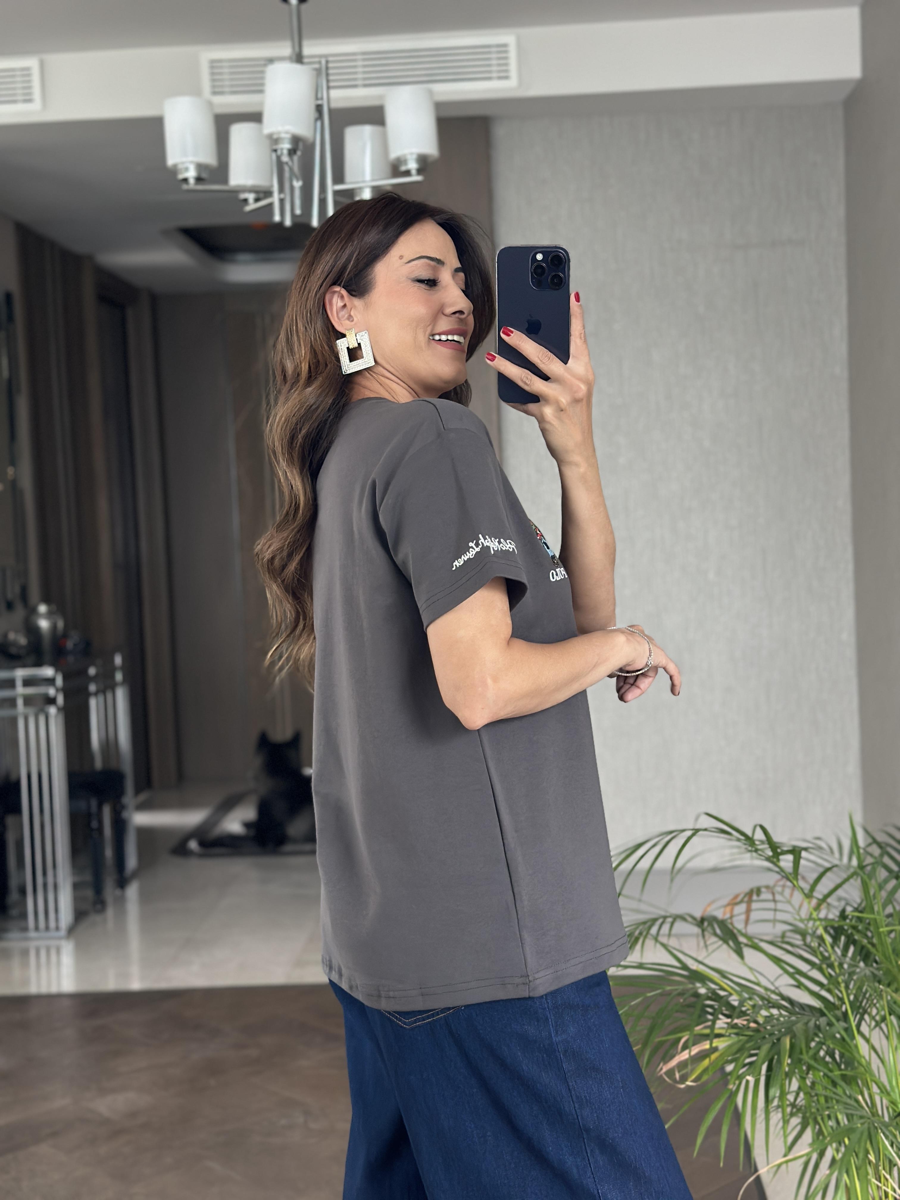 Antrasit Bisiklet Yaka Kol Ucu Yazı Nakışlı  Ayıcık  Kadın T-Shirt 