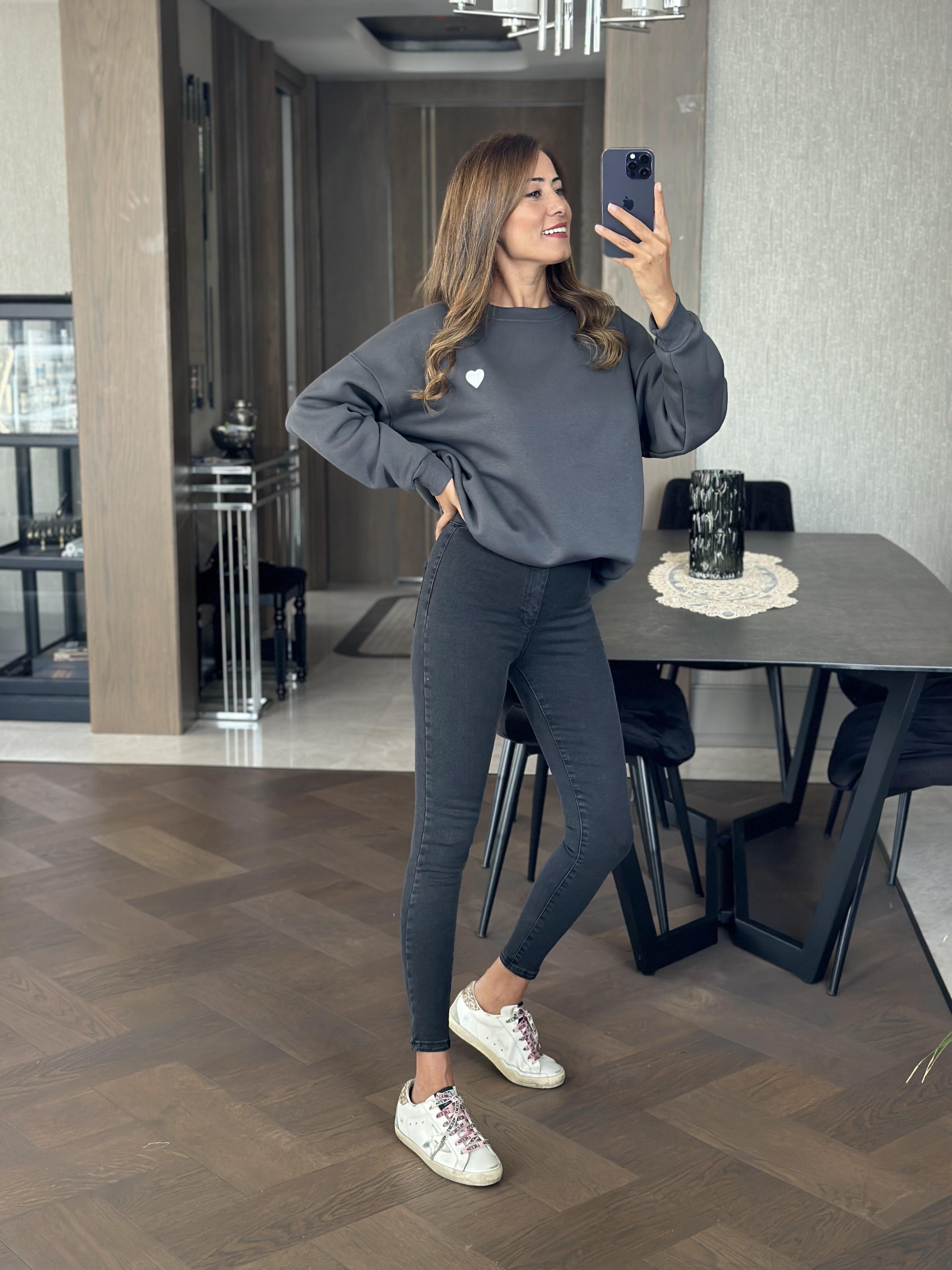 Antrasit Kalp İşlemeli Bisiklet Yaka Oversize Kadın Sweatshirt