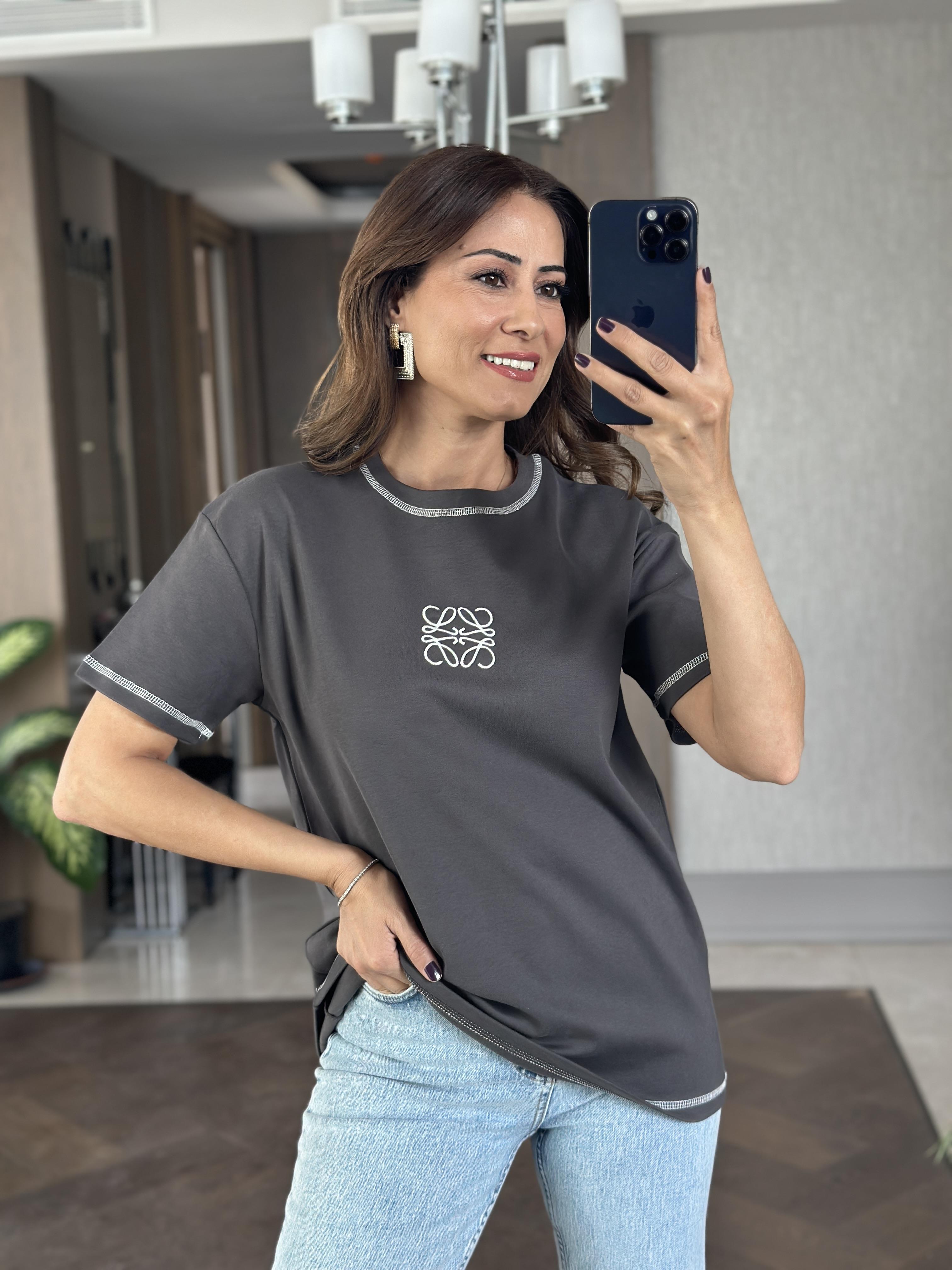 Antrasit Kare Nakış Detay Bisiklet Yaka Kadın T-Shirt