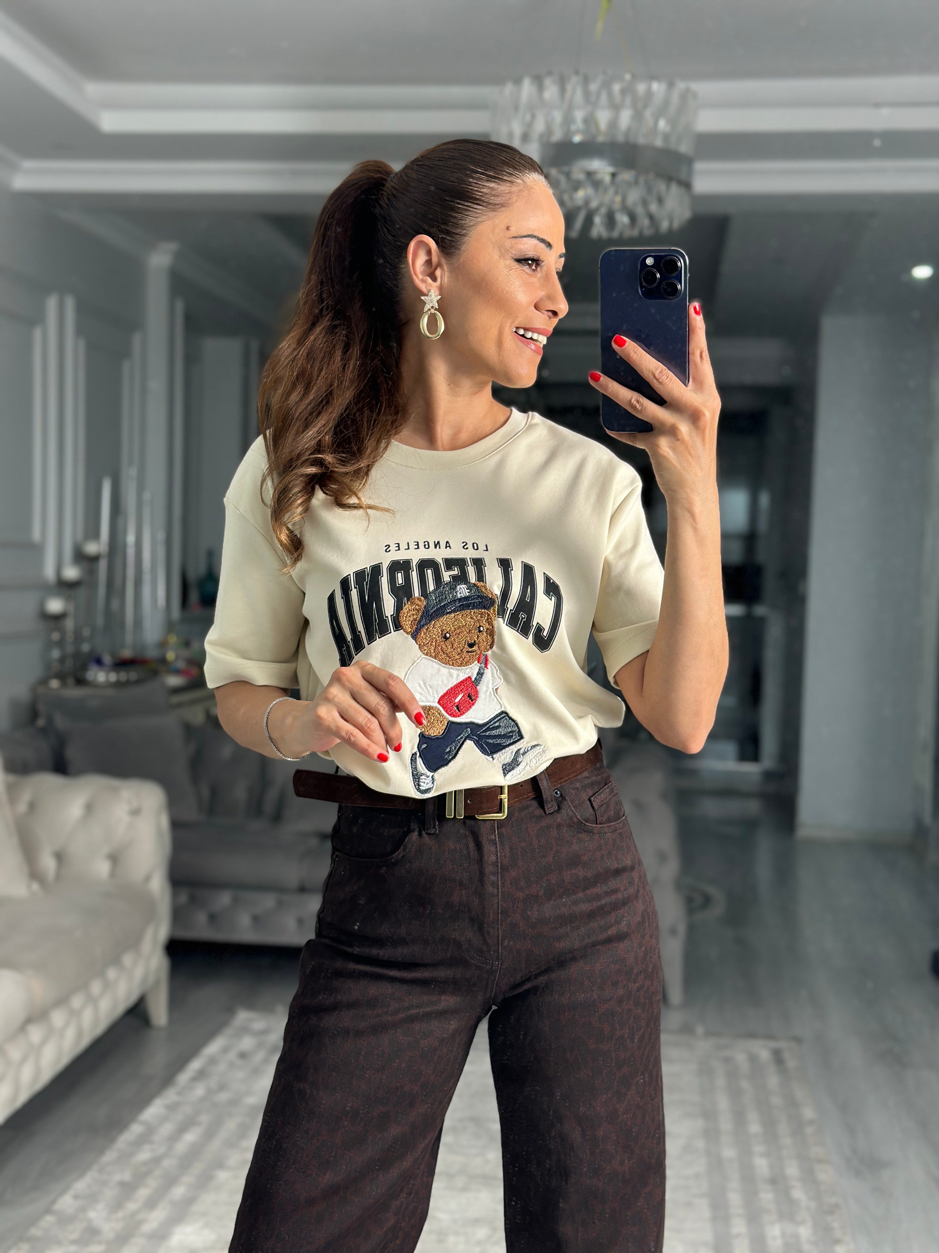 Bej Ayıcık Nakışlı Bisiklet Yaka Kadın T-Shirt