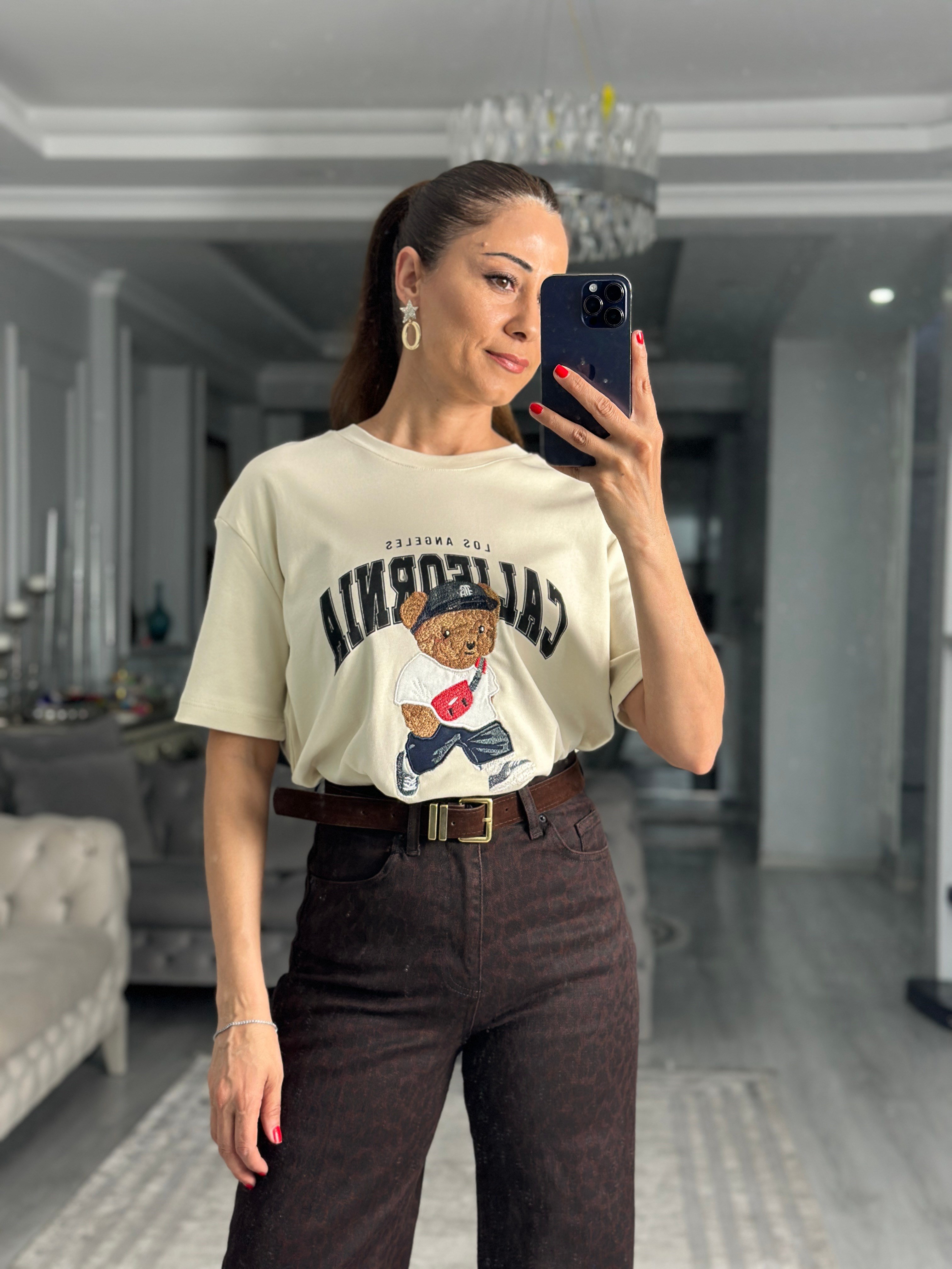 Bej Ayıcık Nakışlı Bisiklet Yaka Kadın T-Shirt