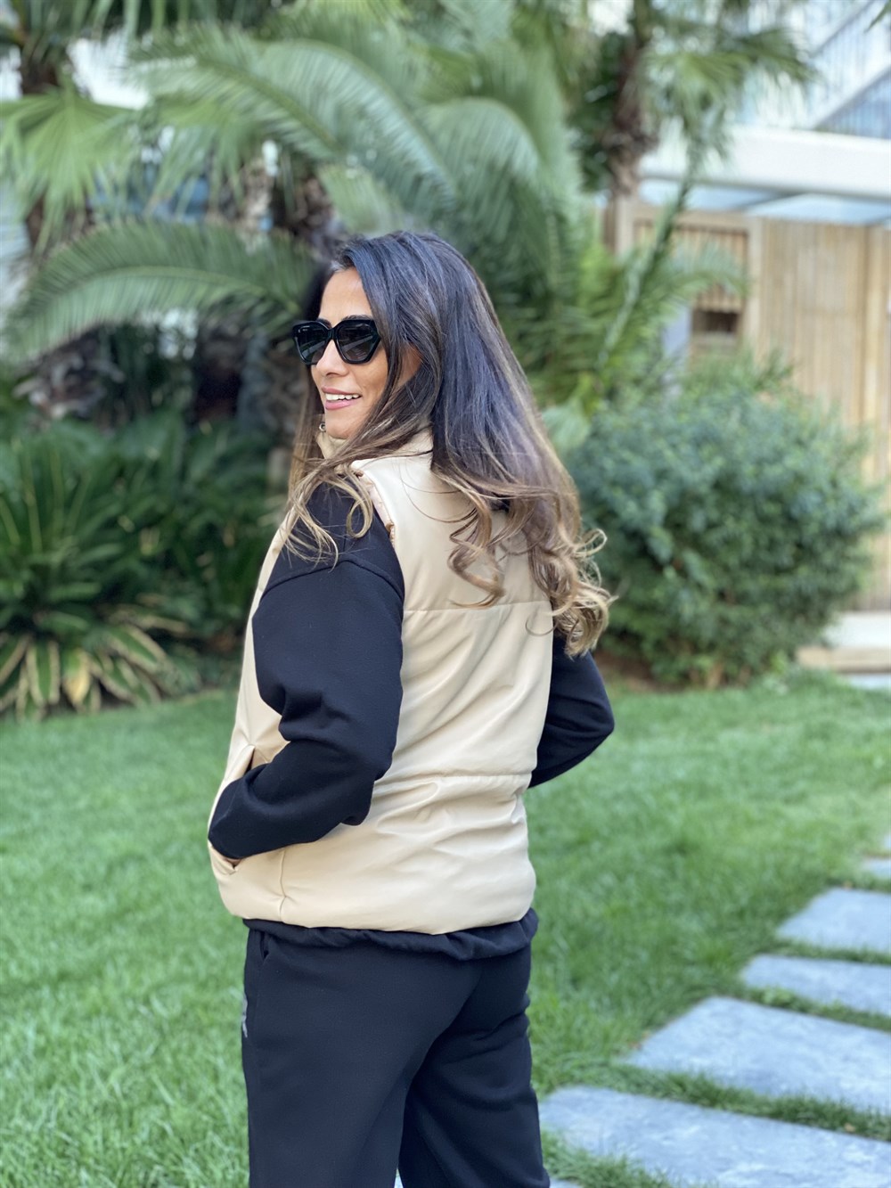 Bej Dik Yaka Çıtçıtlı Kısa Deri Kadın Yelek