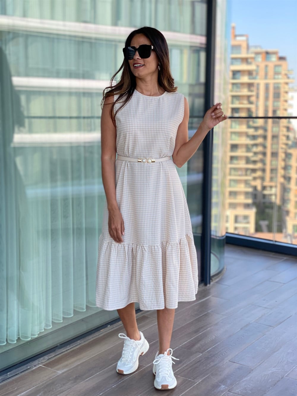 Bej Eteği Volanlı Kareli Elbise