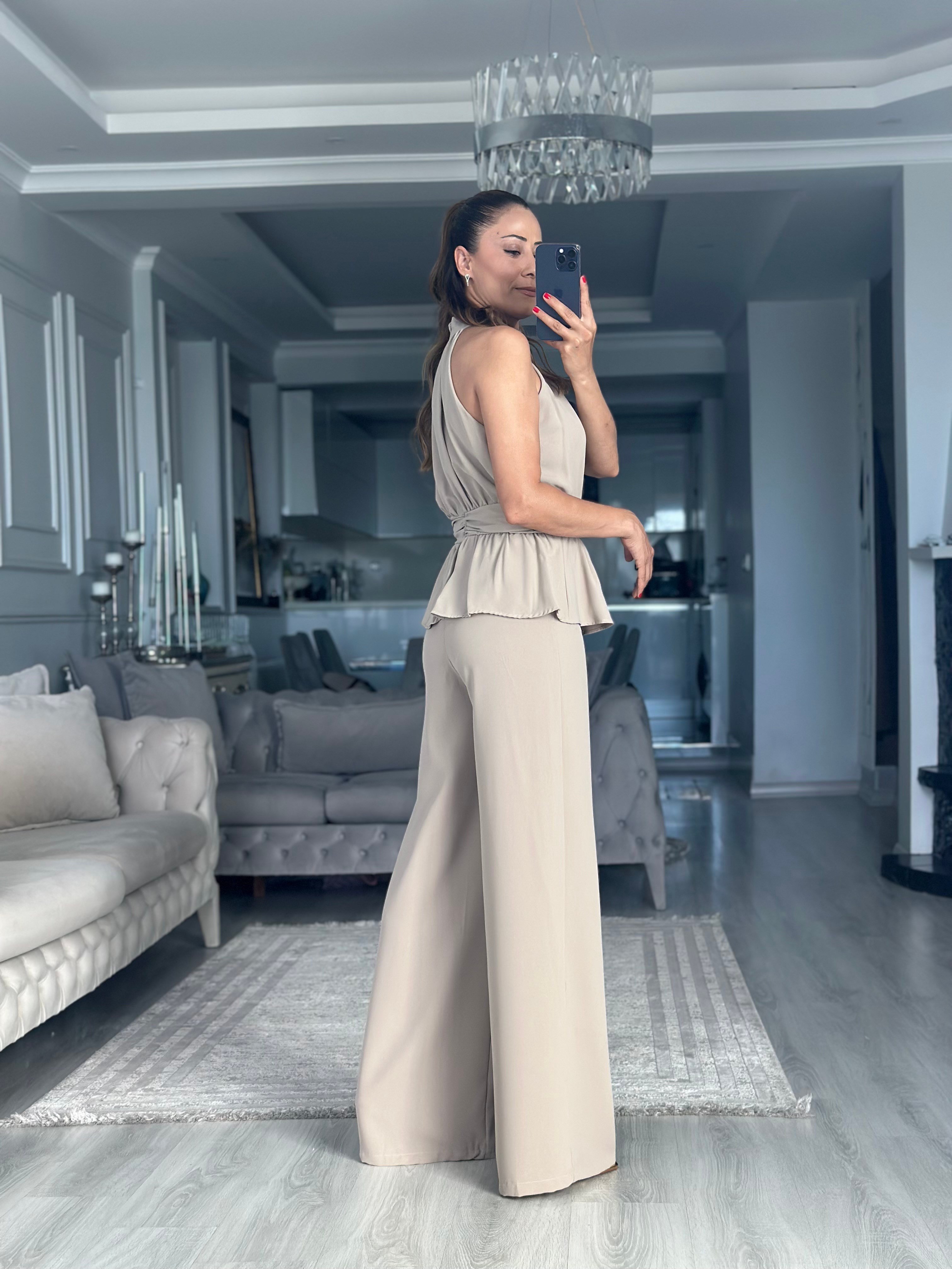 Bej Halter Yaka Beli Broşlu Kadın Tulum