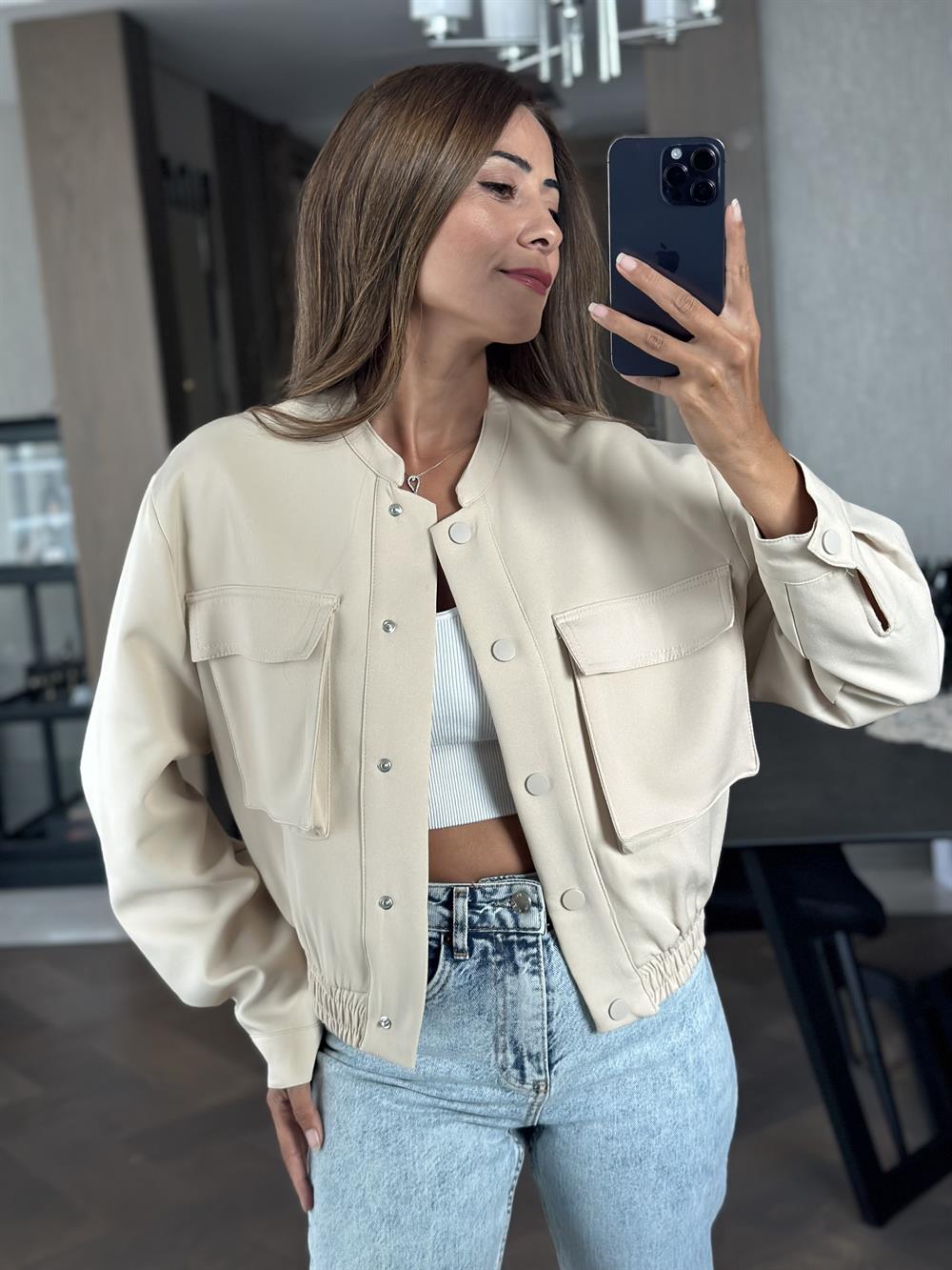 Bej İri Cepli Çıtçıt Düğmeli  Bomber Kadın Mont