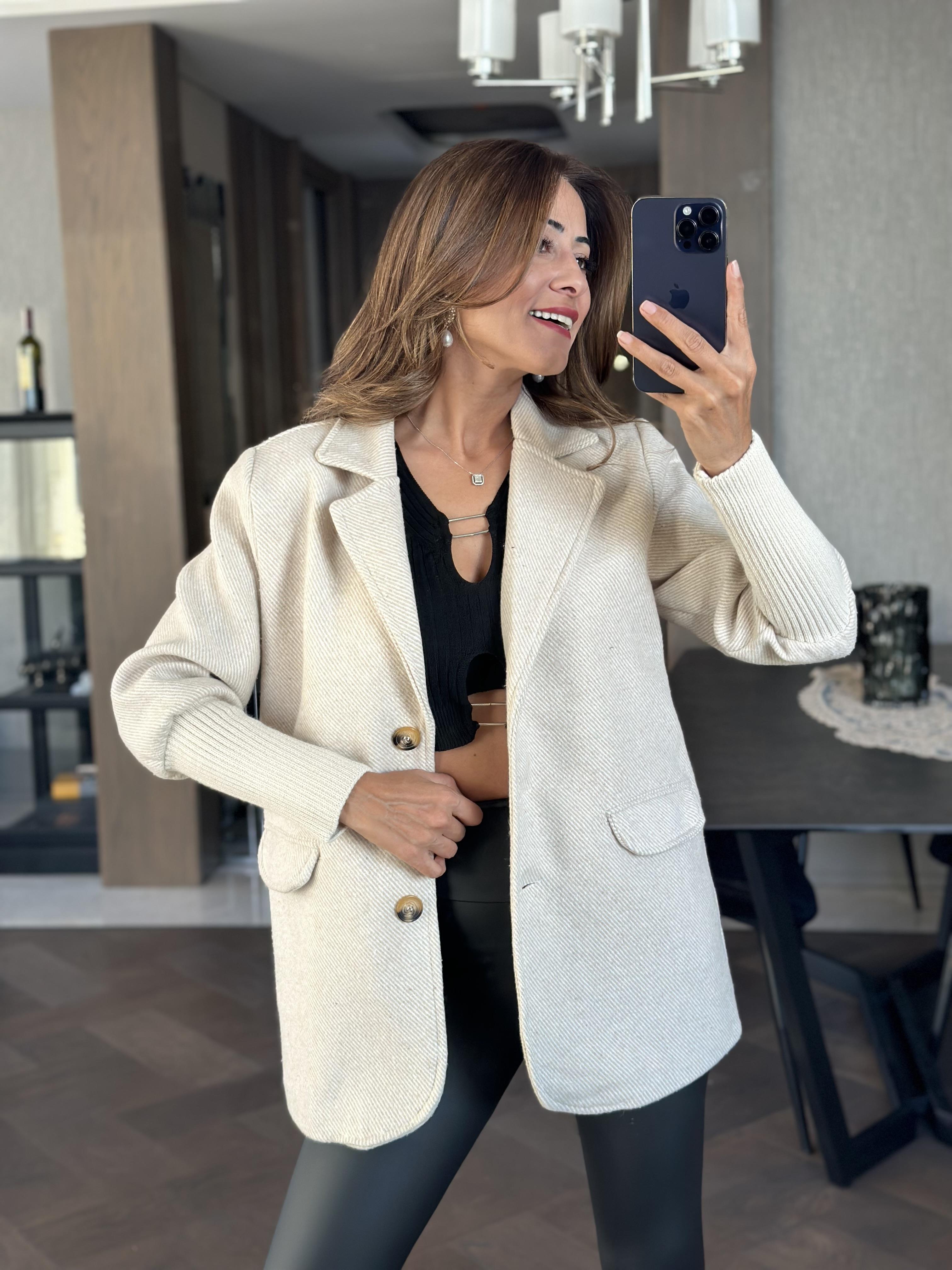 Bej Kaşe Üç Düğmeli Kolları Triko Kadın Ceket