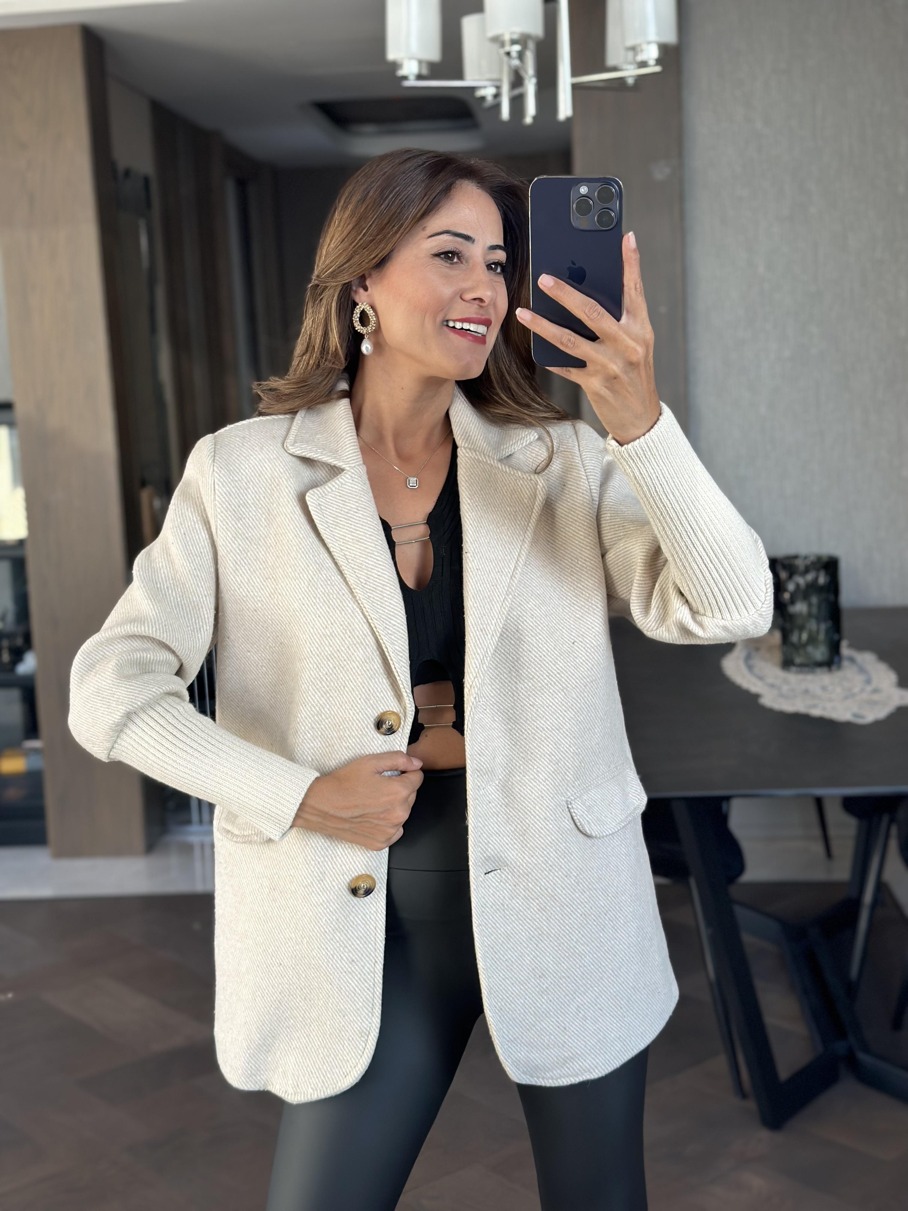 Bej Kaşe Üç Düğmeli Kolları Triko Kadın Ceket