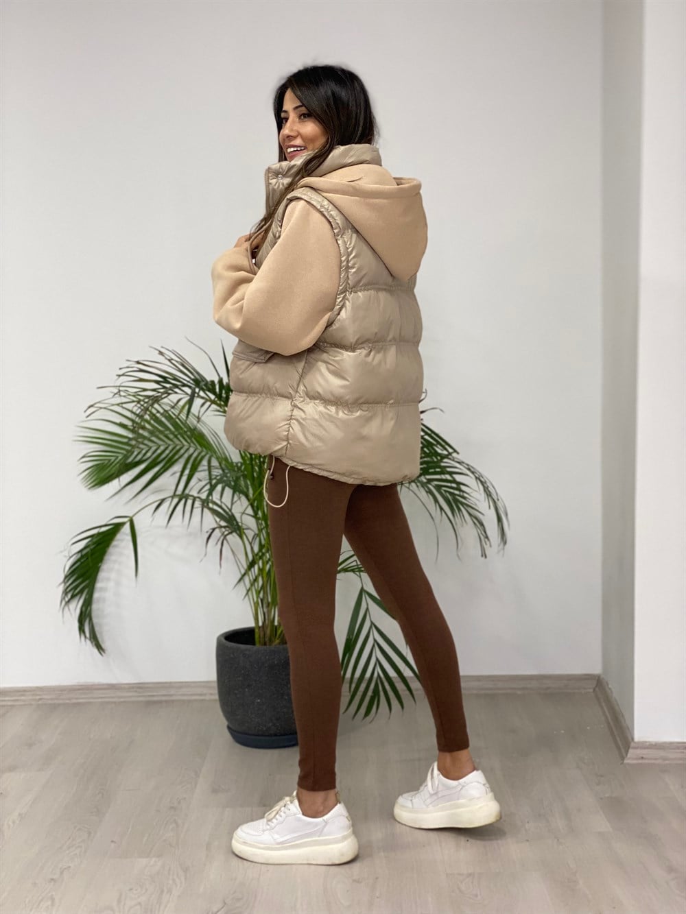 Bej Kolları Ve Kapüşonu Sweat Detay Şişme Kadın Mont