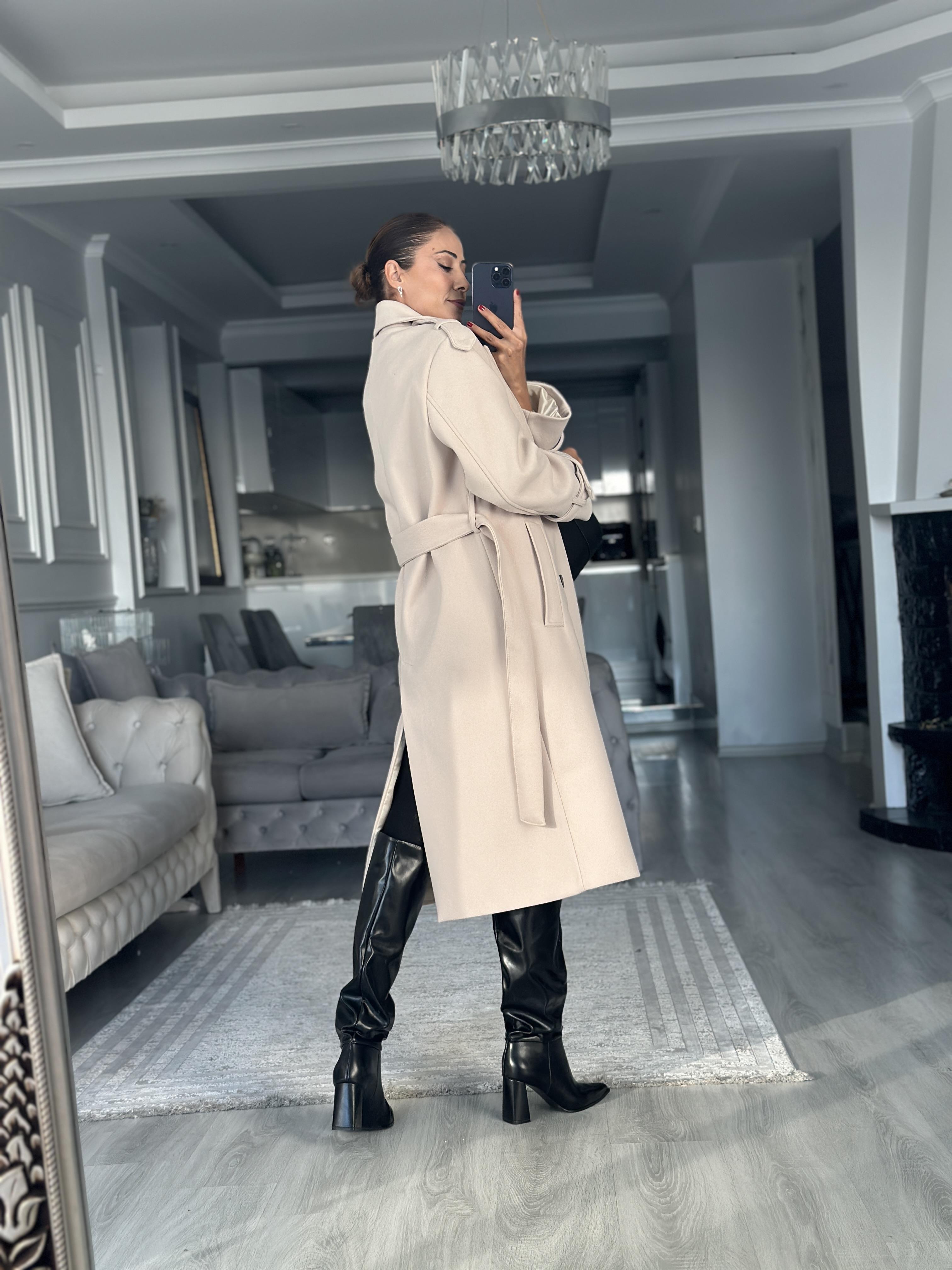 Bej Omzu Apoletli Düğmeli Kadın Kaşe Kaban