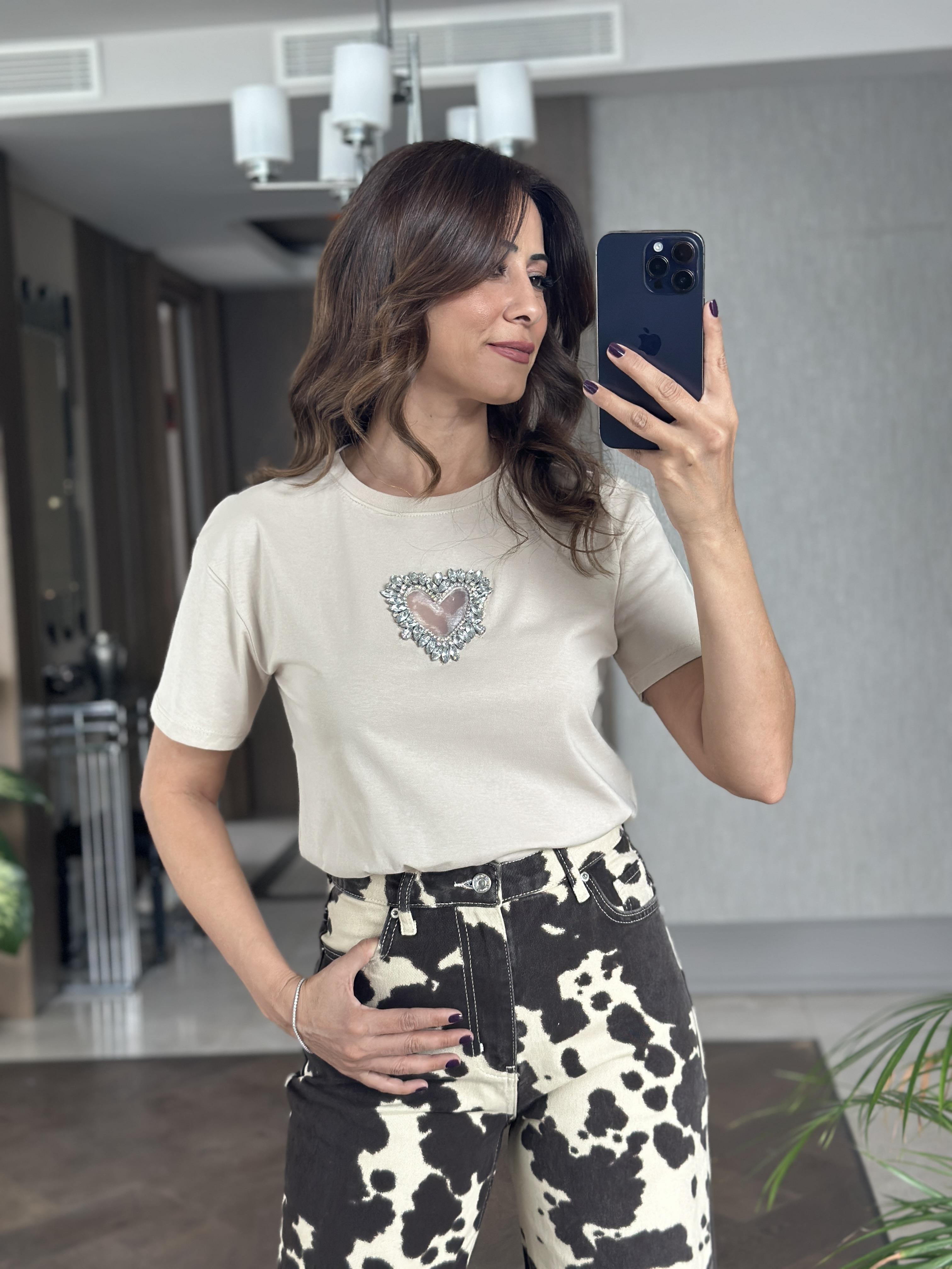 Bej Organze Taş Kalpli Bisiklet Yaka Kadın T-Shirt