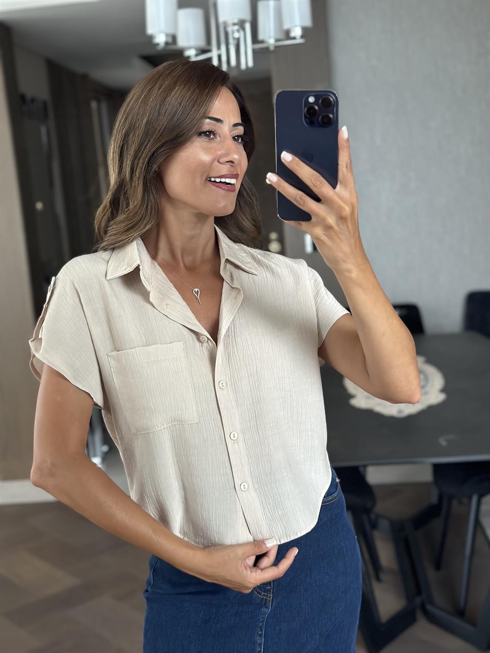 Bej Tek Cepli Sıfır Kol Krinkıl Kadın Gömlek