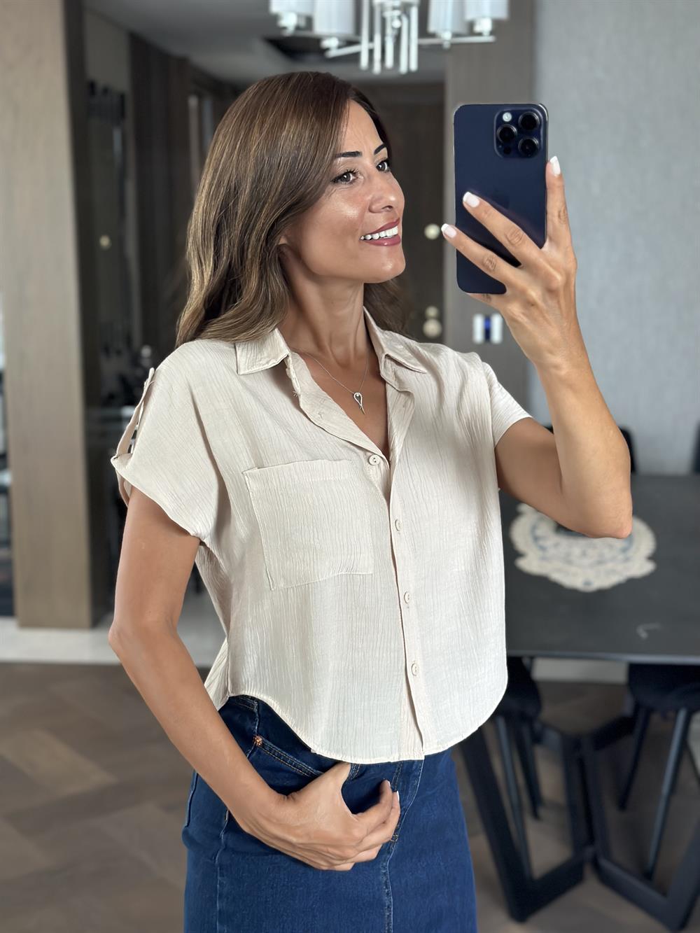 Bej Tek Cepli Sıfır Kol Krinkıl Kadın Gömlek