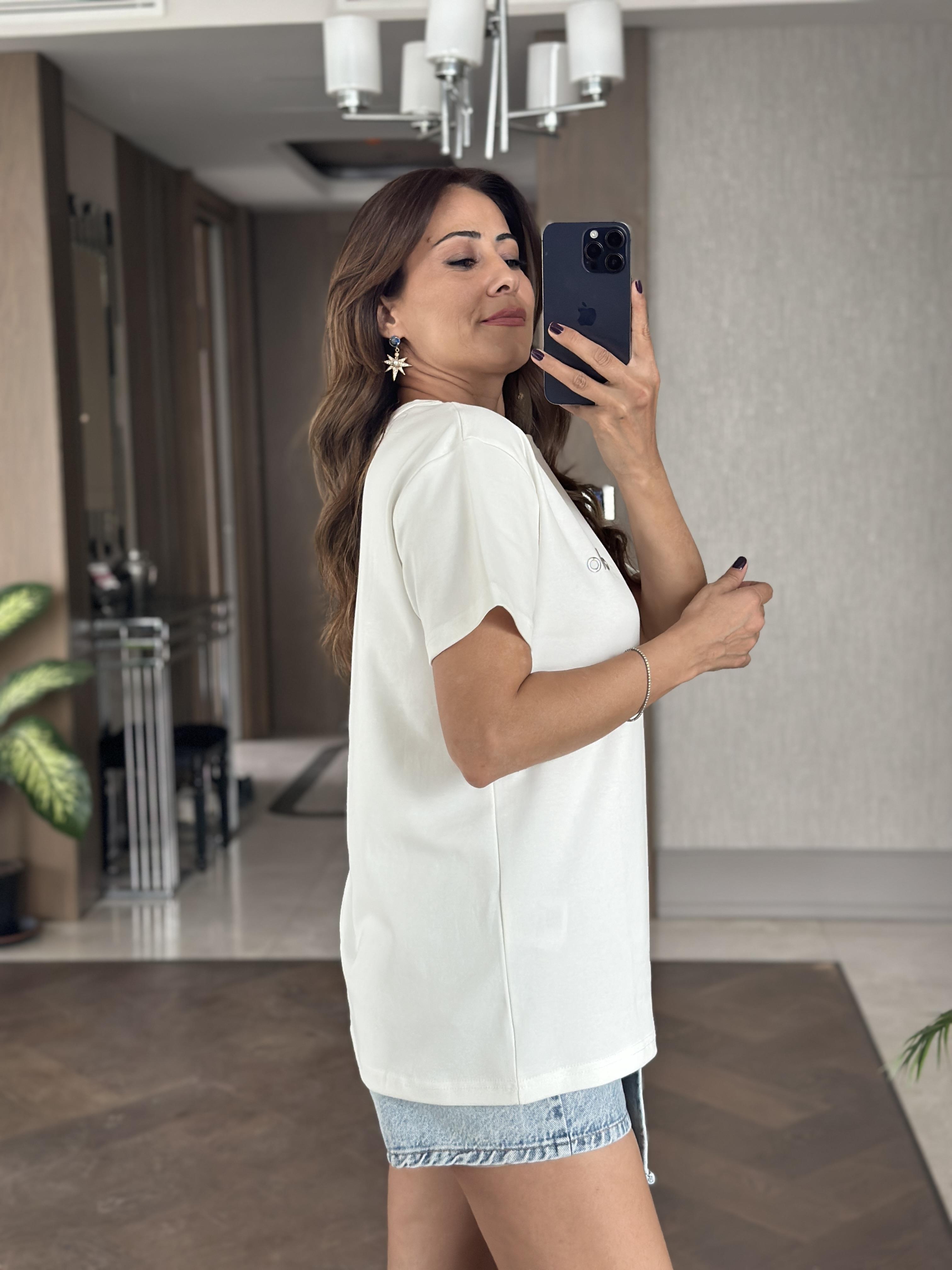 Beyaz Bisiklet Yaka Logolu Basic Kadın T-Shirt