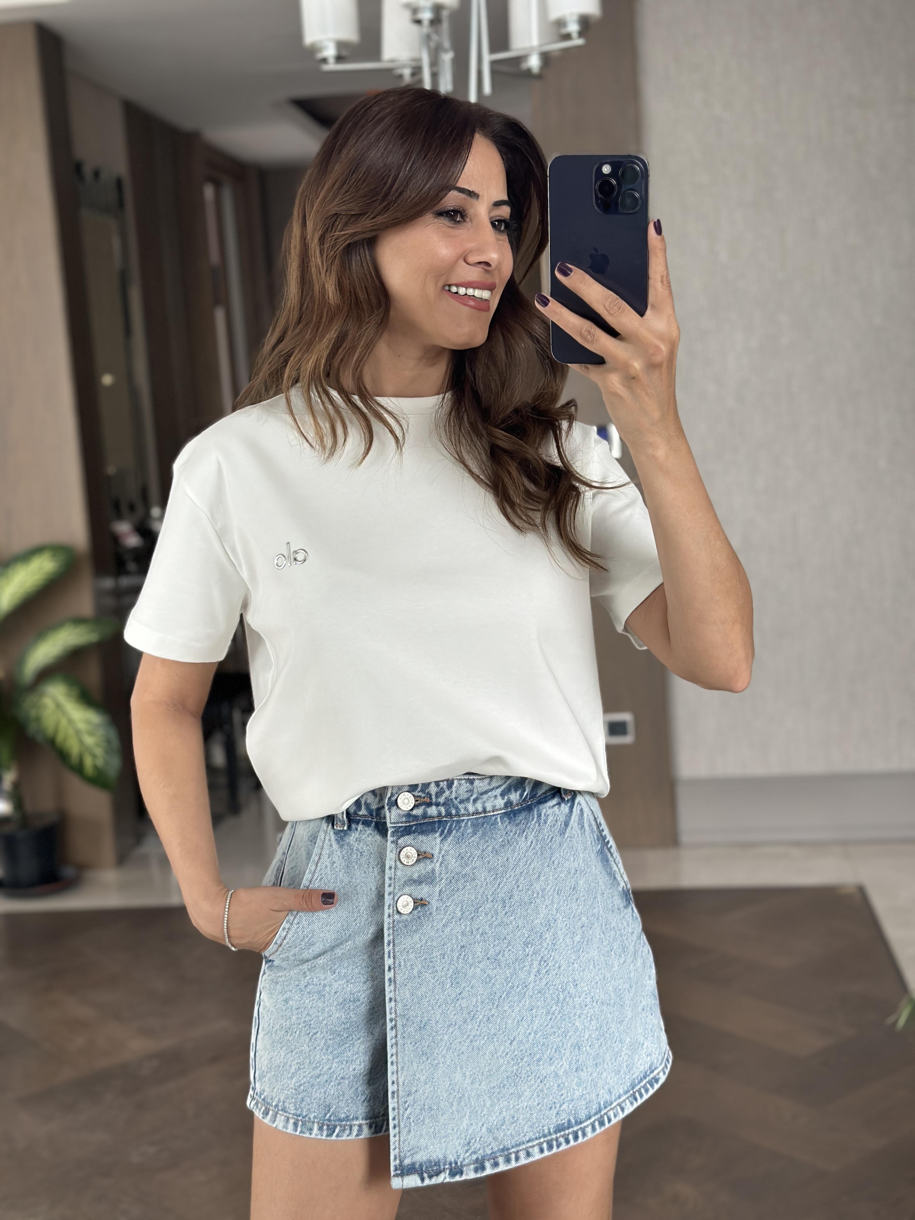 Beyaz Bisiklet Yaka Logolu Basic Kadın T-Shirt