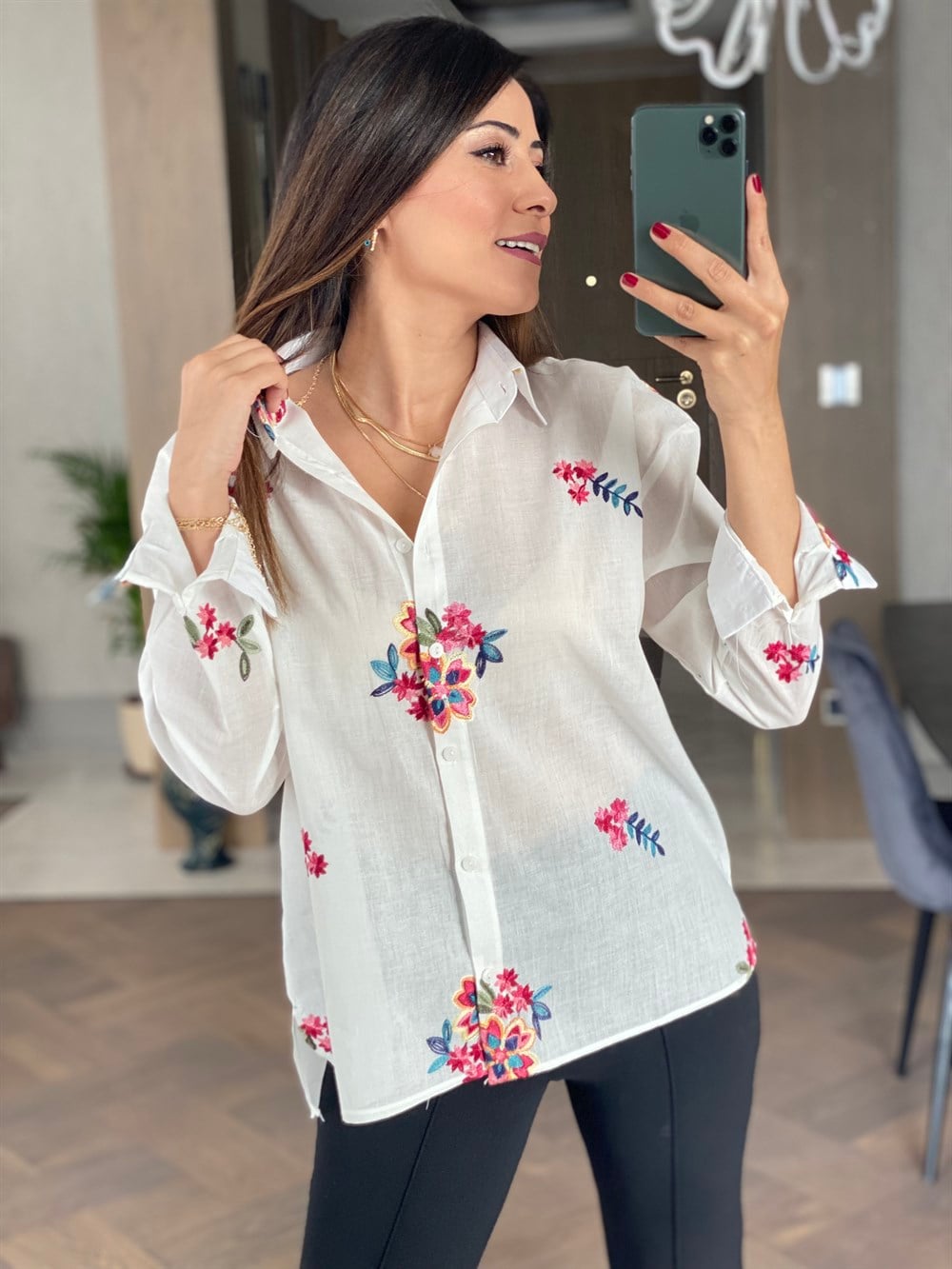 Beyaz Çiçek Nakışlı Keten Gömlek