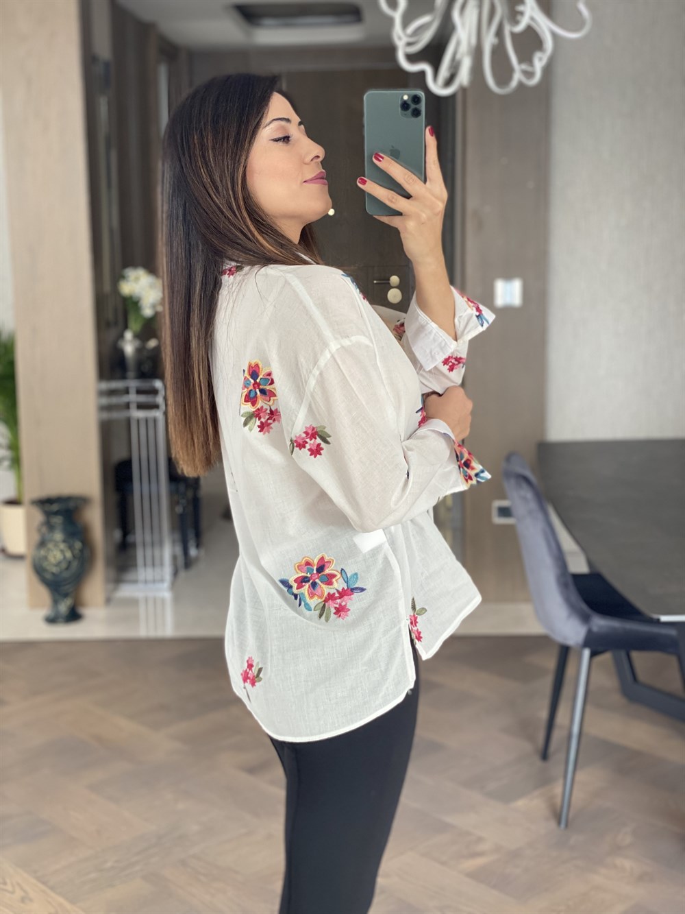 Beyaz Çiçek Nakışlı Keten Gömlek
