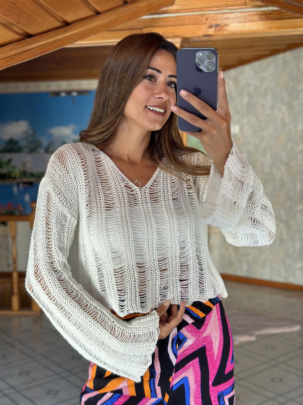 Beyaz V Yaka Dekolteli Geniş Kol Triko Kadın Crop Kazak