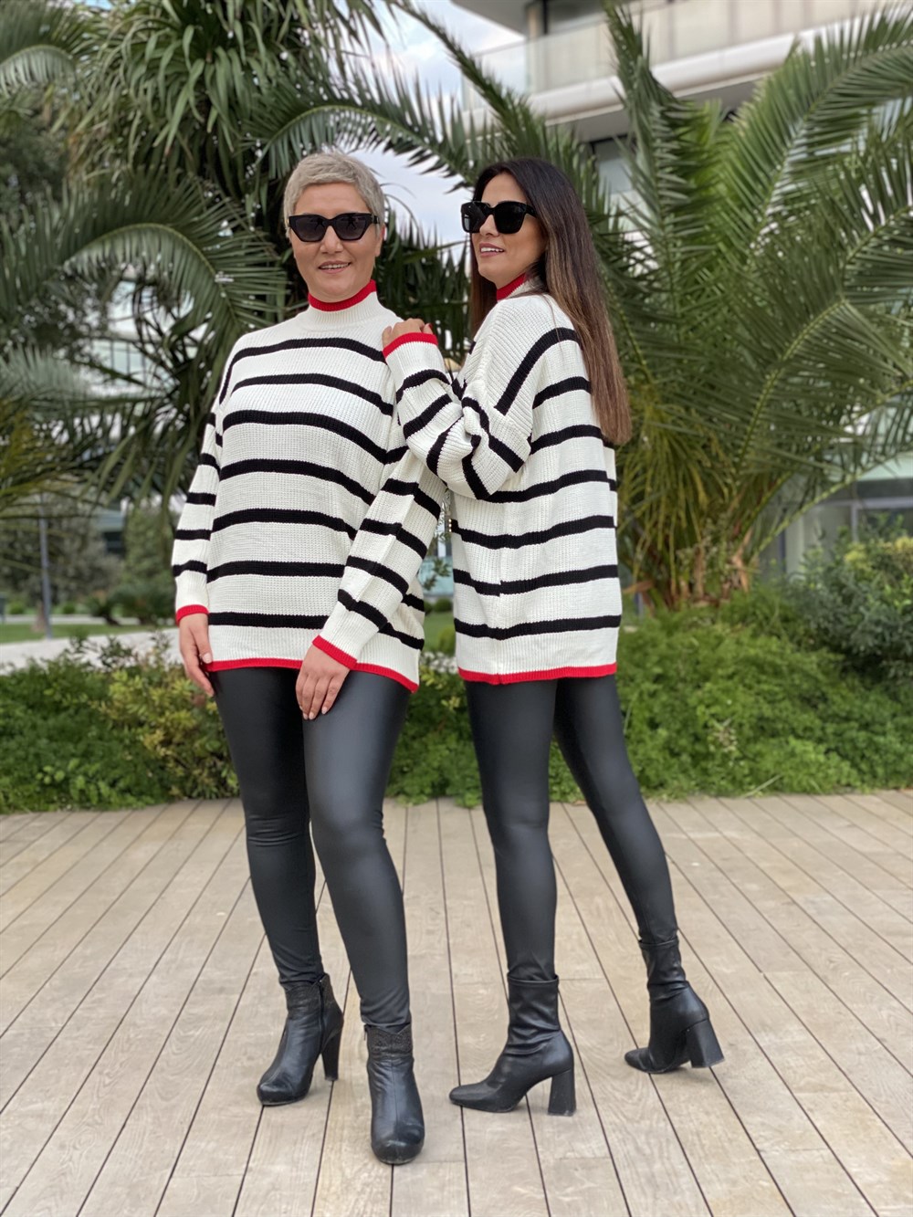 Beyaz Dik Yaka Çizgili Triko Kadın Kazak