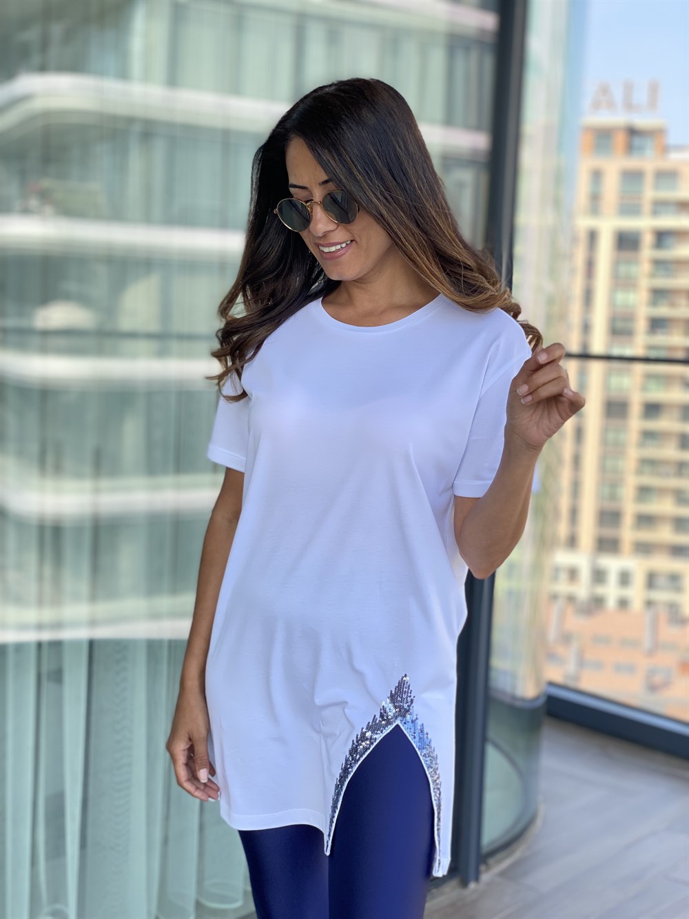 Beyaz Etek Ucu Payet Detaylı T-Shirt