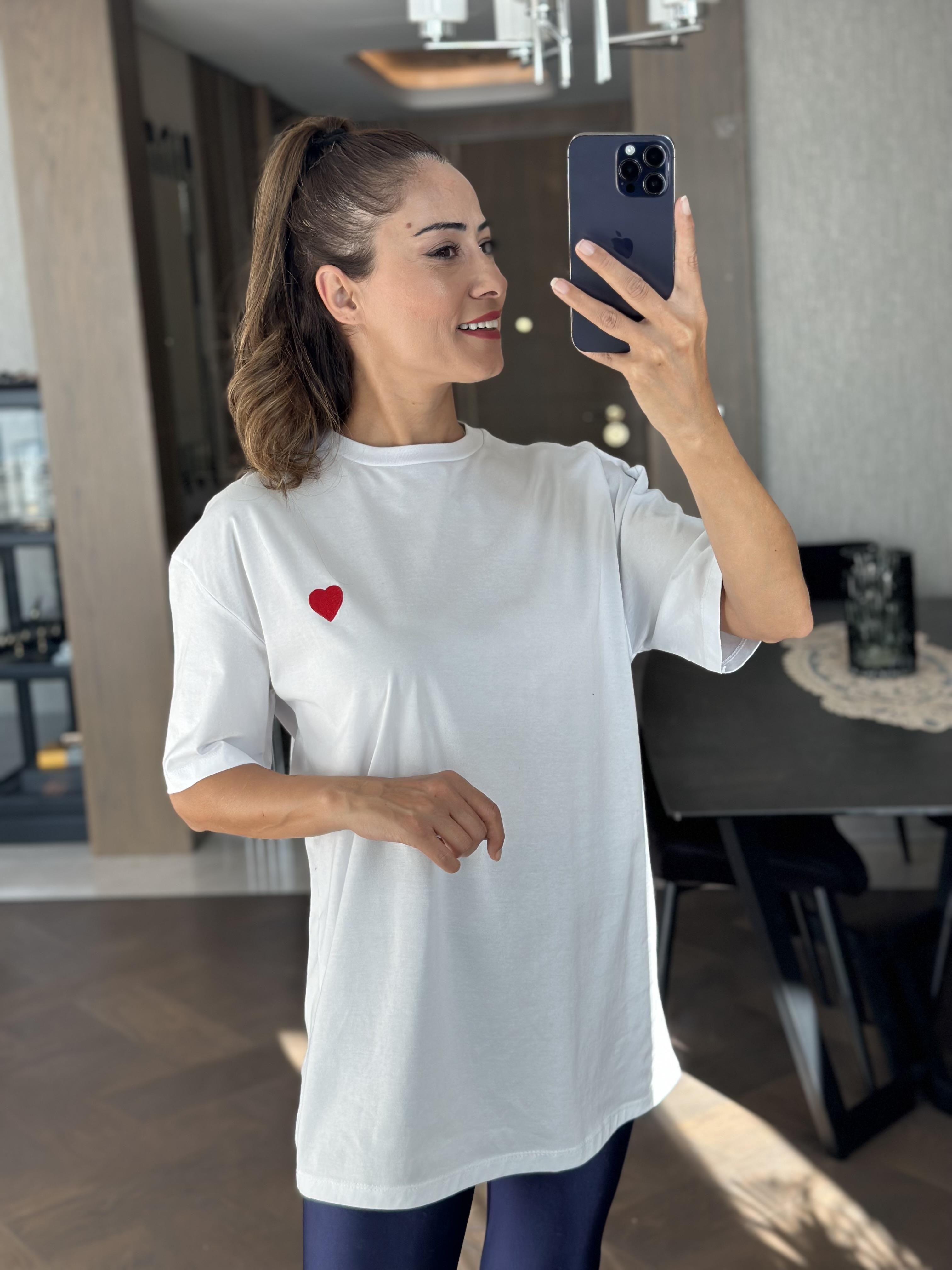 Beyaz Kalp İşlemeli Bisiklet Yaka Kadın T-Shirt