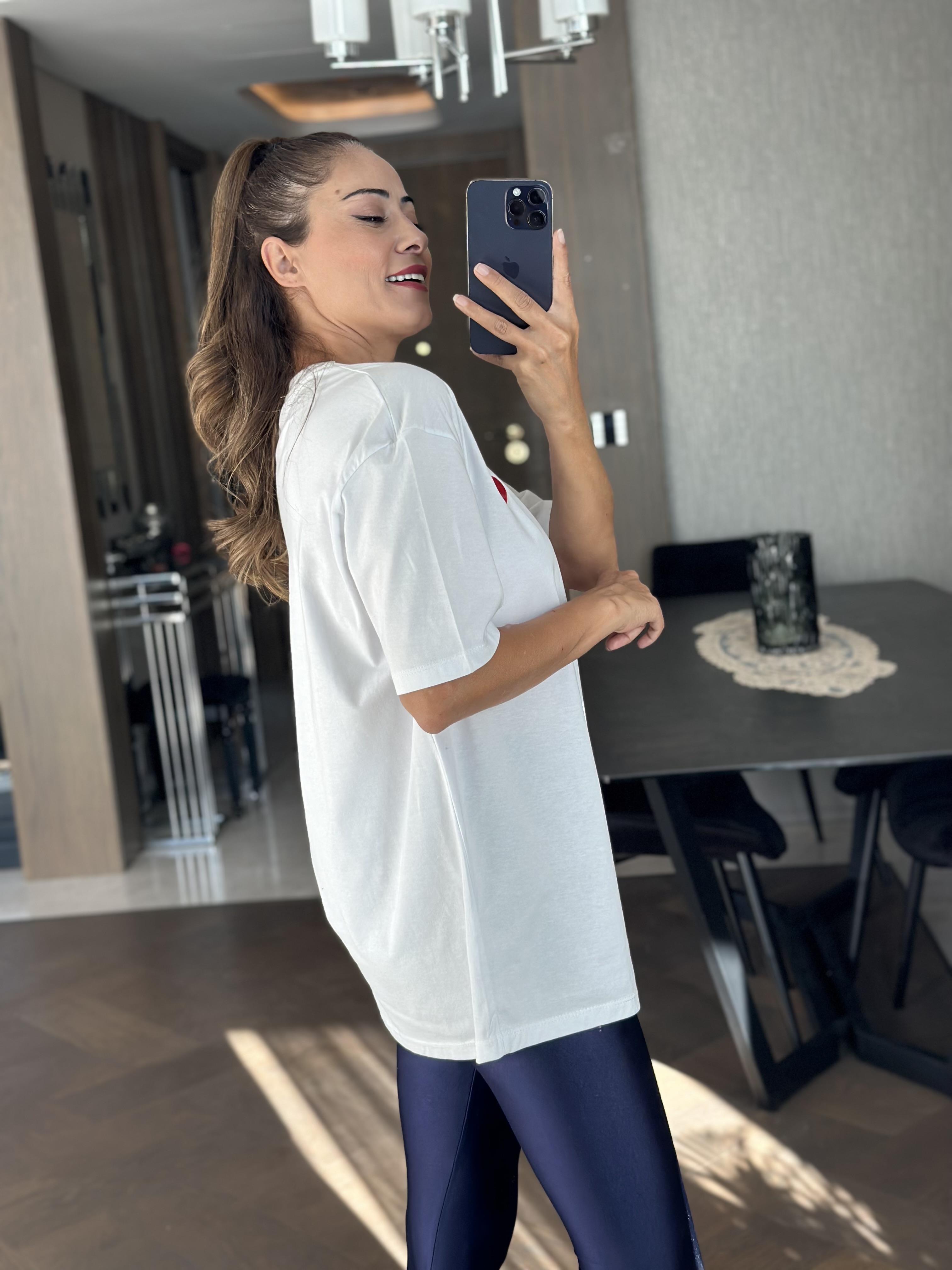 Beyaz Kalp İşlemeli Bisiklet Yaka Kadın T-Shirt