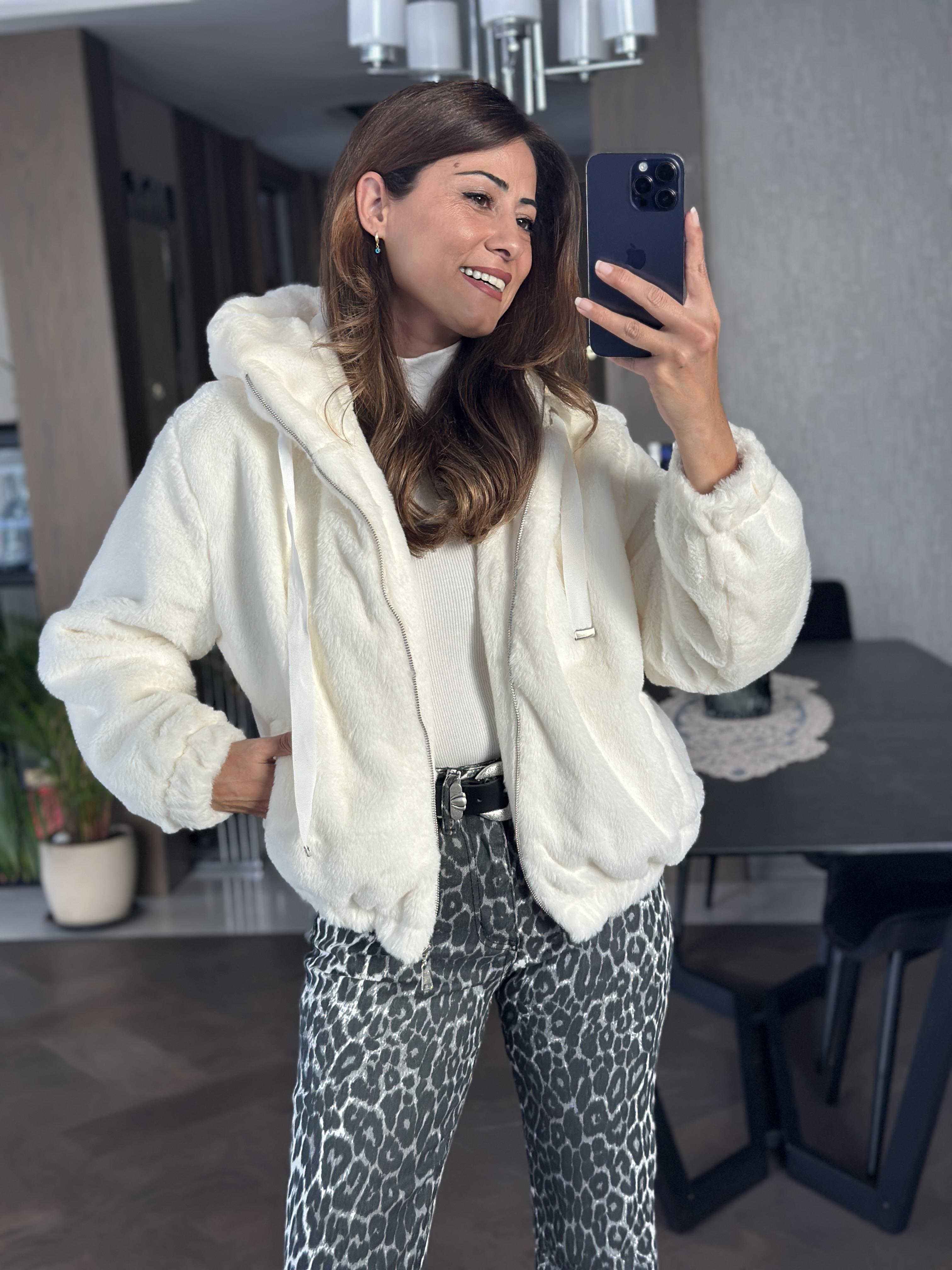 Beyaz Kapüşonlu Fermuarlı Bomber Kadın Kürk Mont