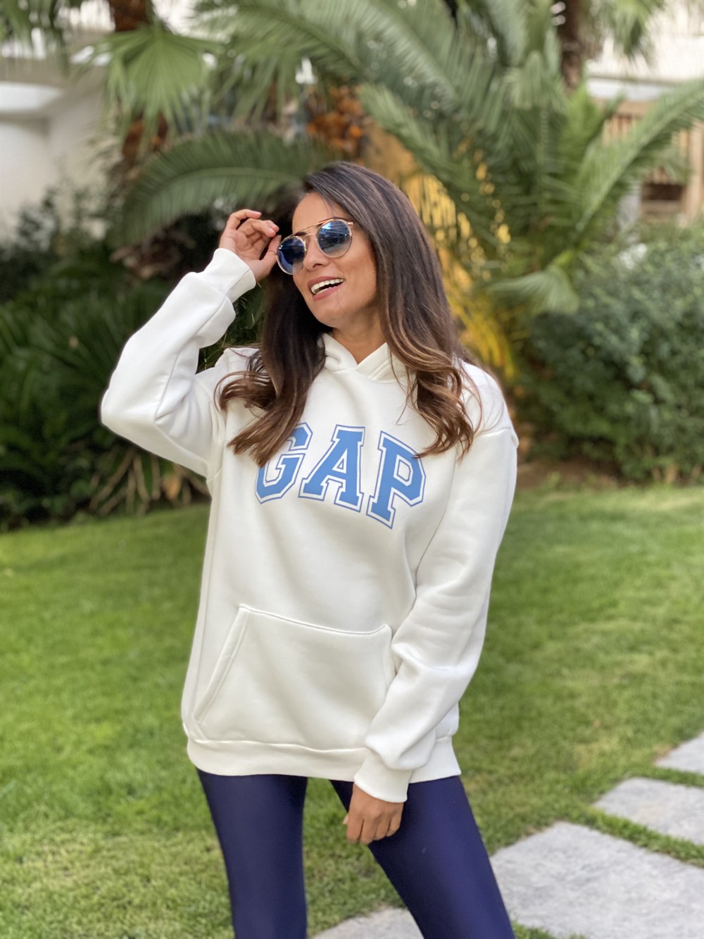 Beyaz Kapüşonlu Marka Baskılı Kadın Sweatshirt