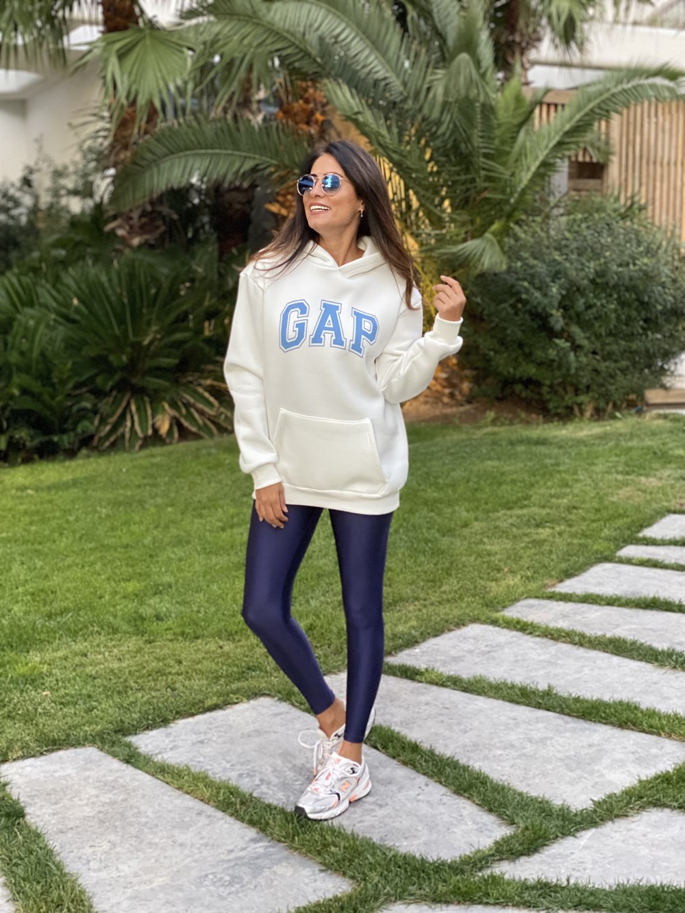 Beyaz Kapüşonlu Marka Baskılı Kadın Sweatshirt