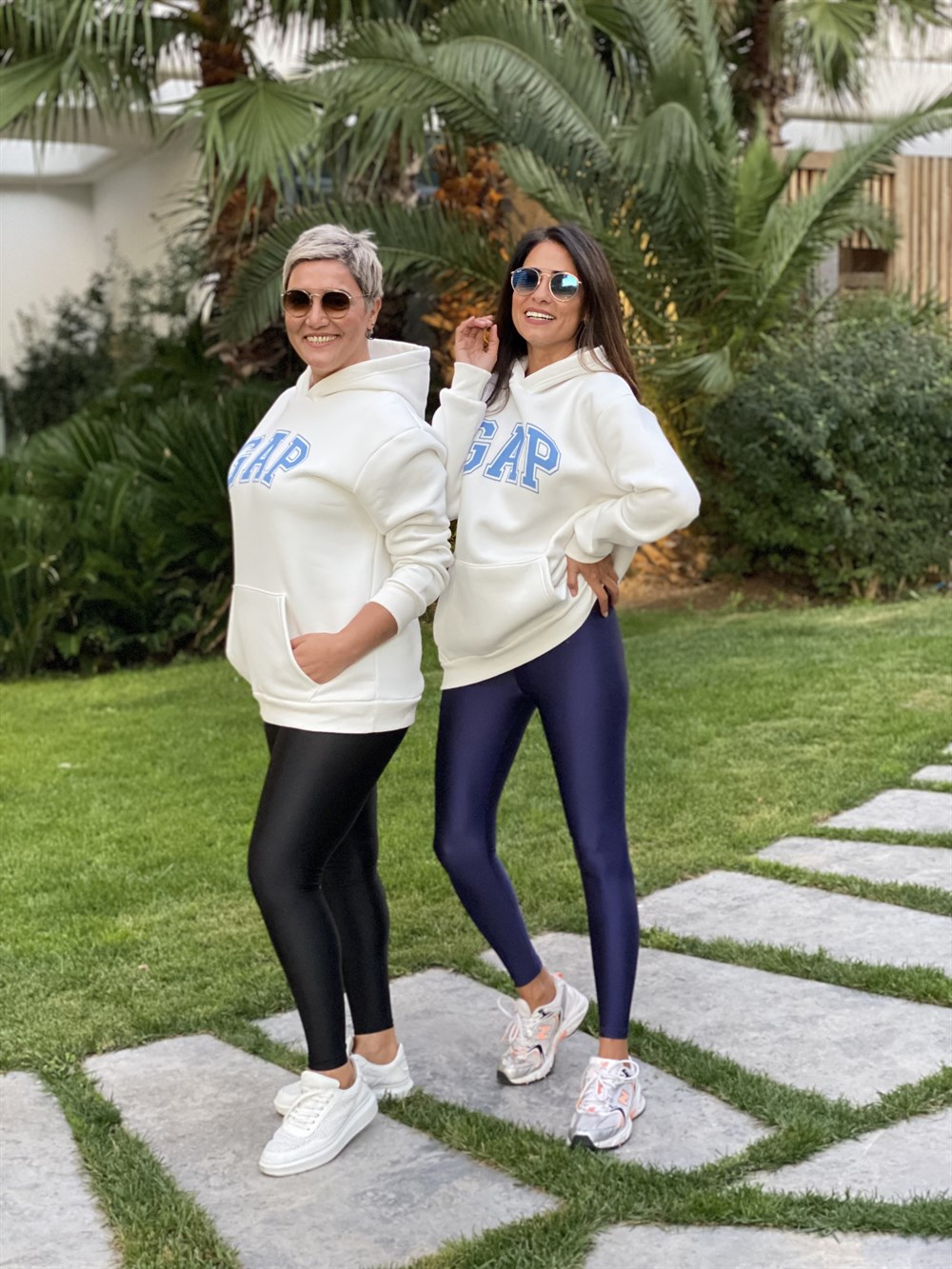 Beyaz Kapüşonlu Marka Baskılı Kadın Sweatshirt