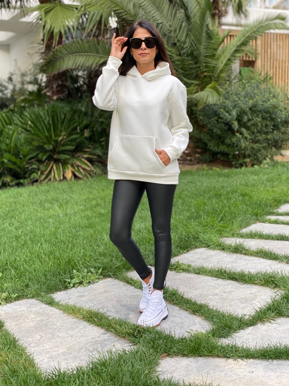 Beyaz Kapüşonlu Üç İplik Kanguru Cep Kadın Sweatshirt