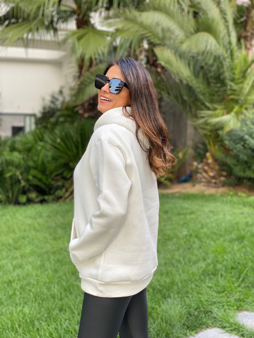 Beyaz Kapüşonlu Üç İplik Kanguru Cep Kadın Sweatshirt