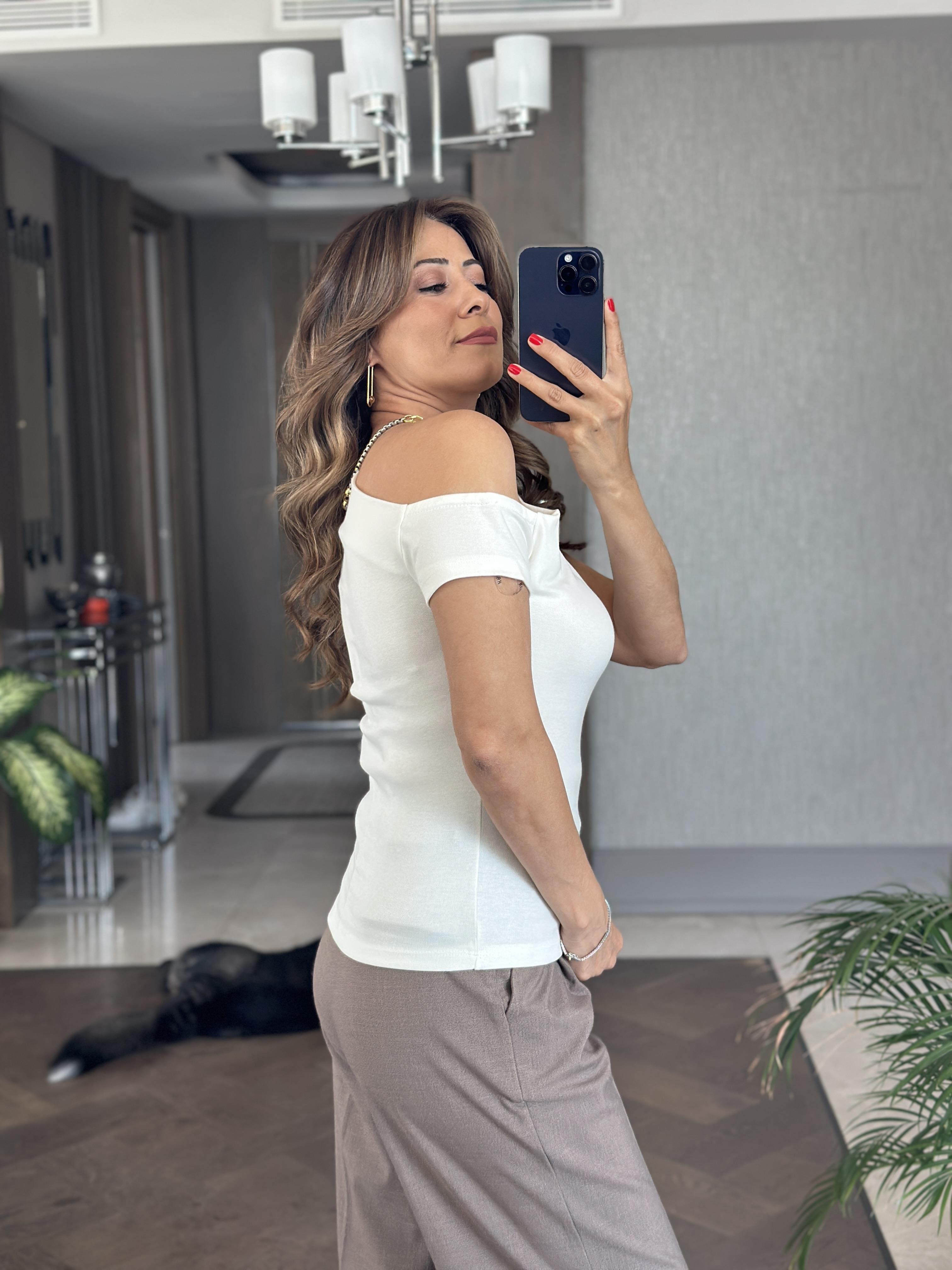 Beyaz Karol Kısa Kol Omzu Büzgülü Asimetrik Yaka Kadın Body