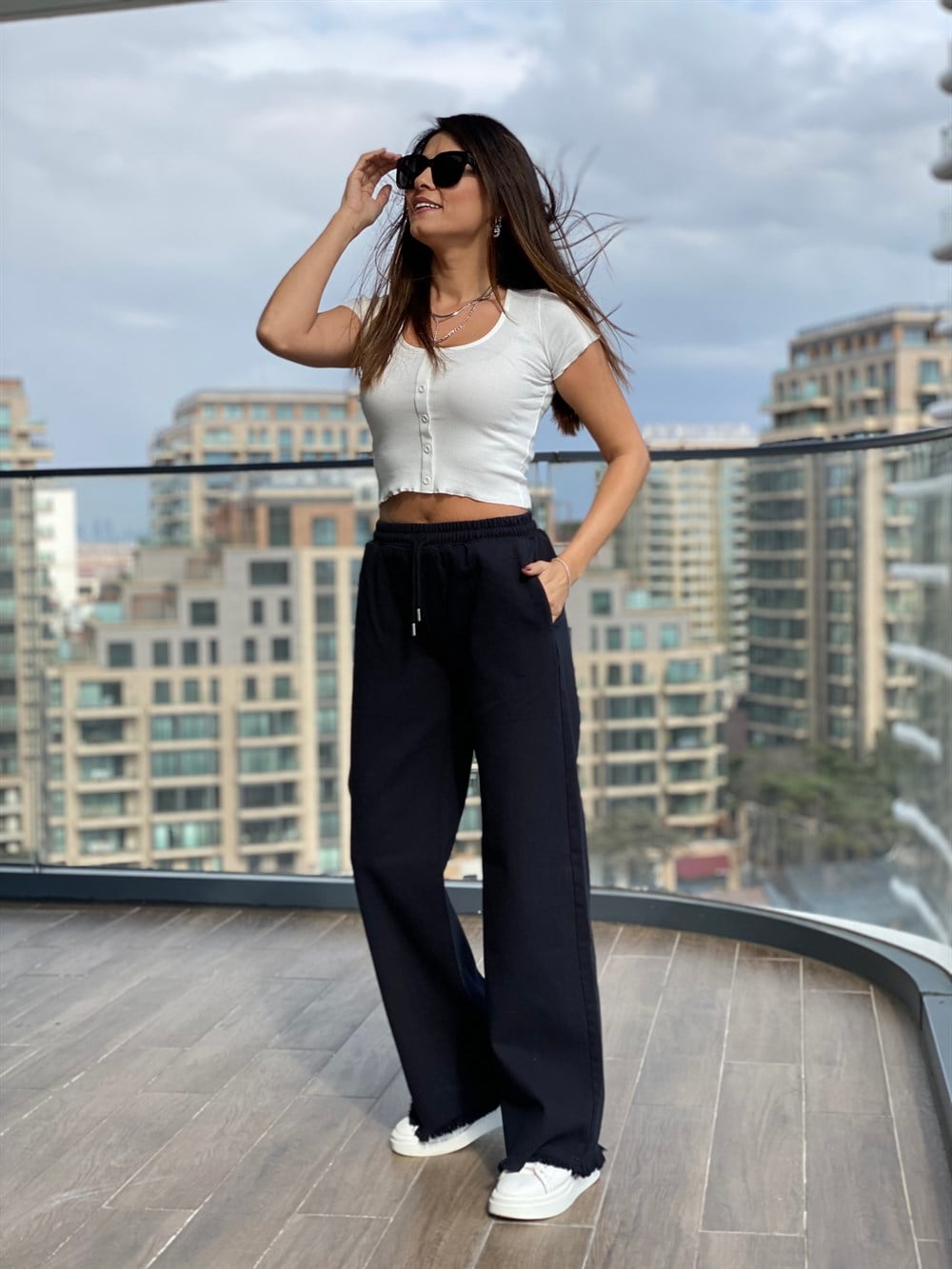 Beyaz Kısa Kol Önü Düğmeli Crop Body