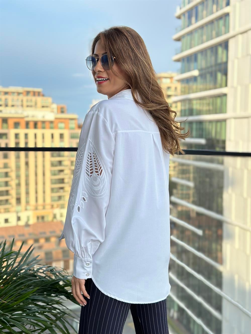 Beyaz Kol İşlemeli Manşeti Taş Düğmeli Kadın Gömlek