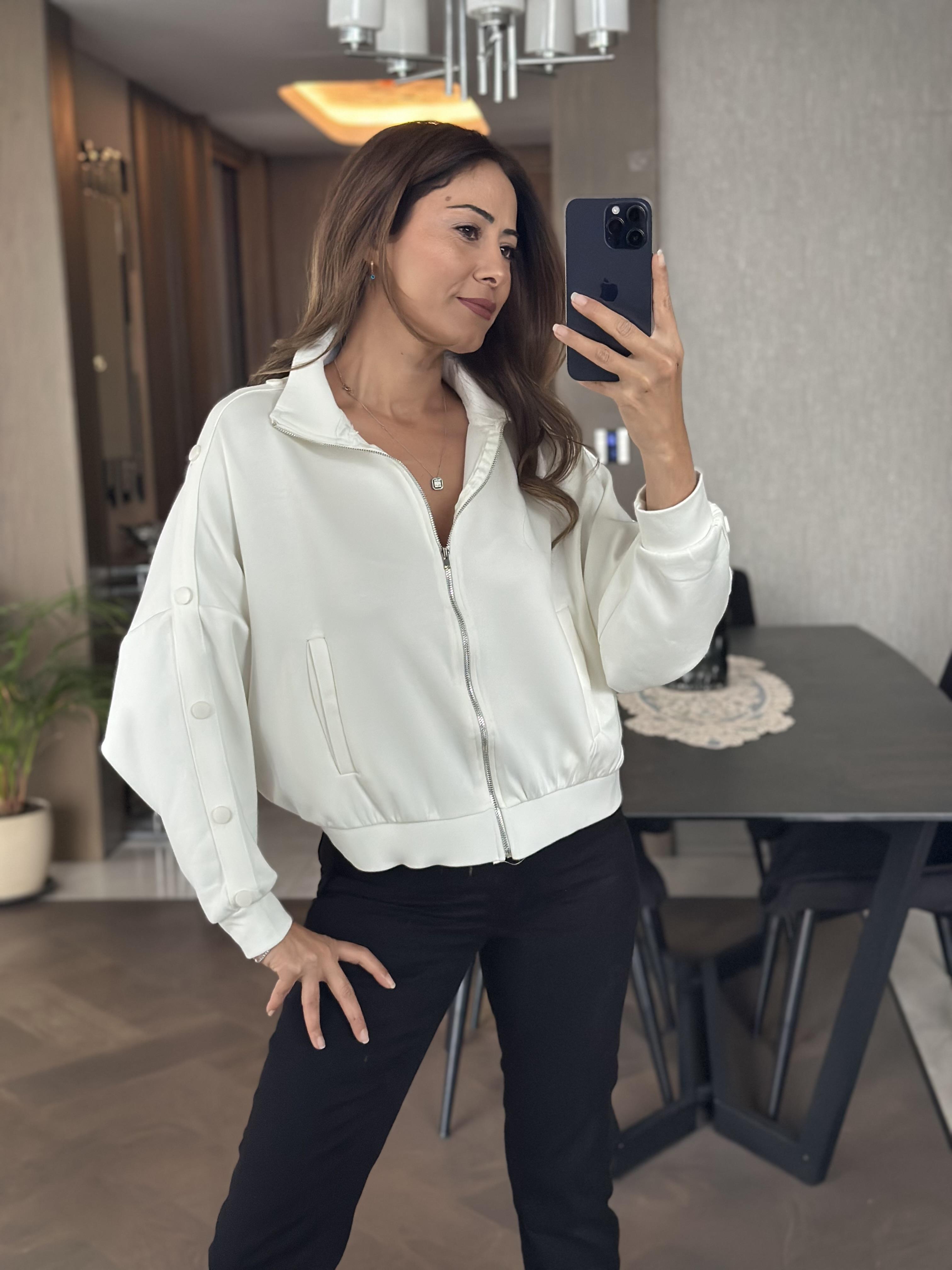 Beyaz Kolları Çıtçıt Detay Fermuarlı Cepli Kadın Sweatshirt