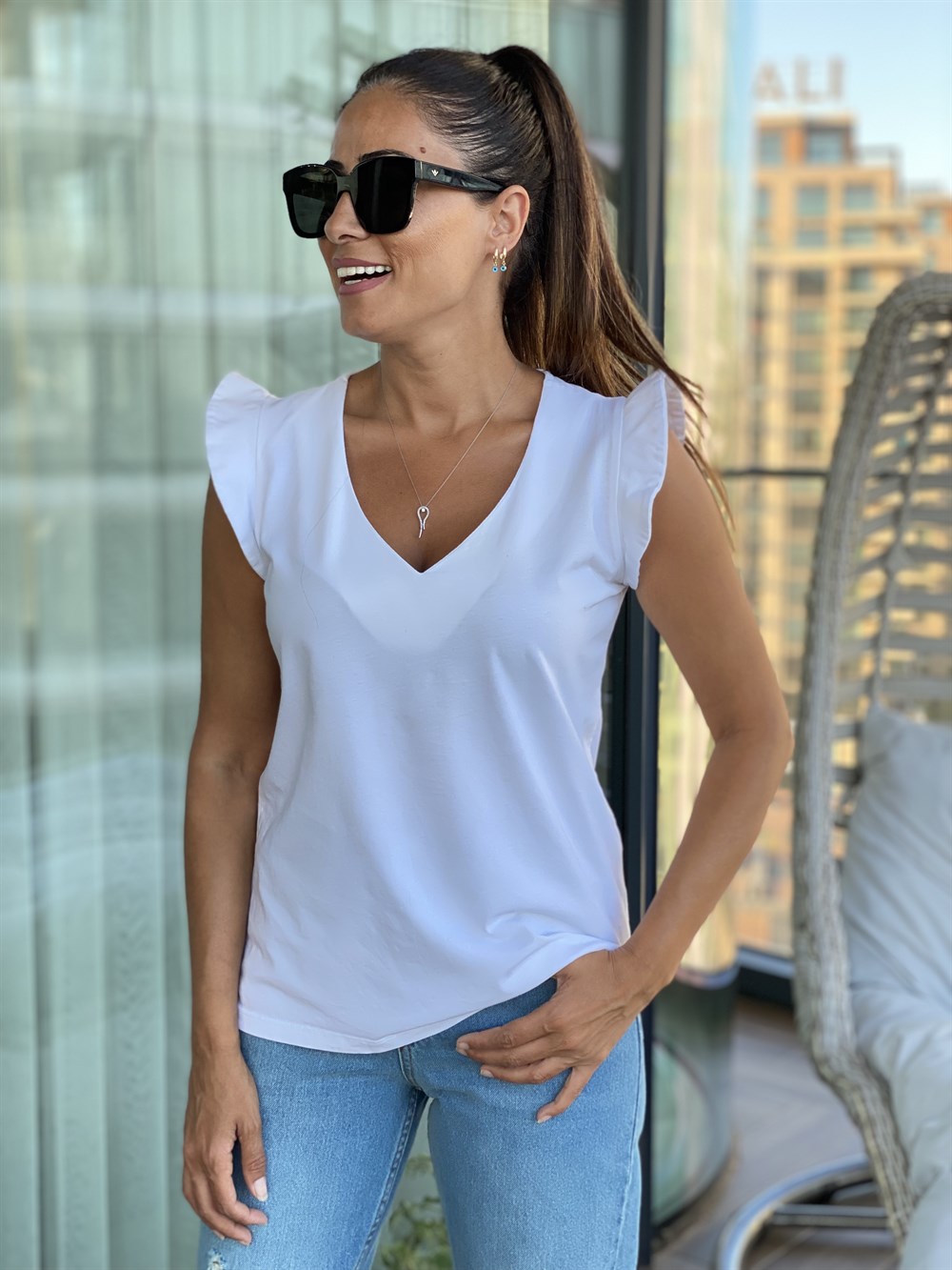 Beyaz Kolları Volanlı V Yaka Kadın T-Shirt