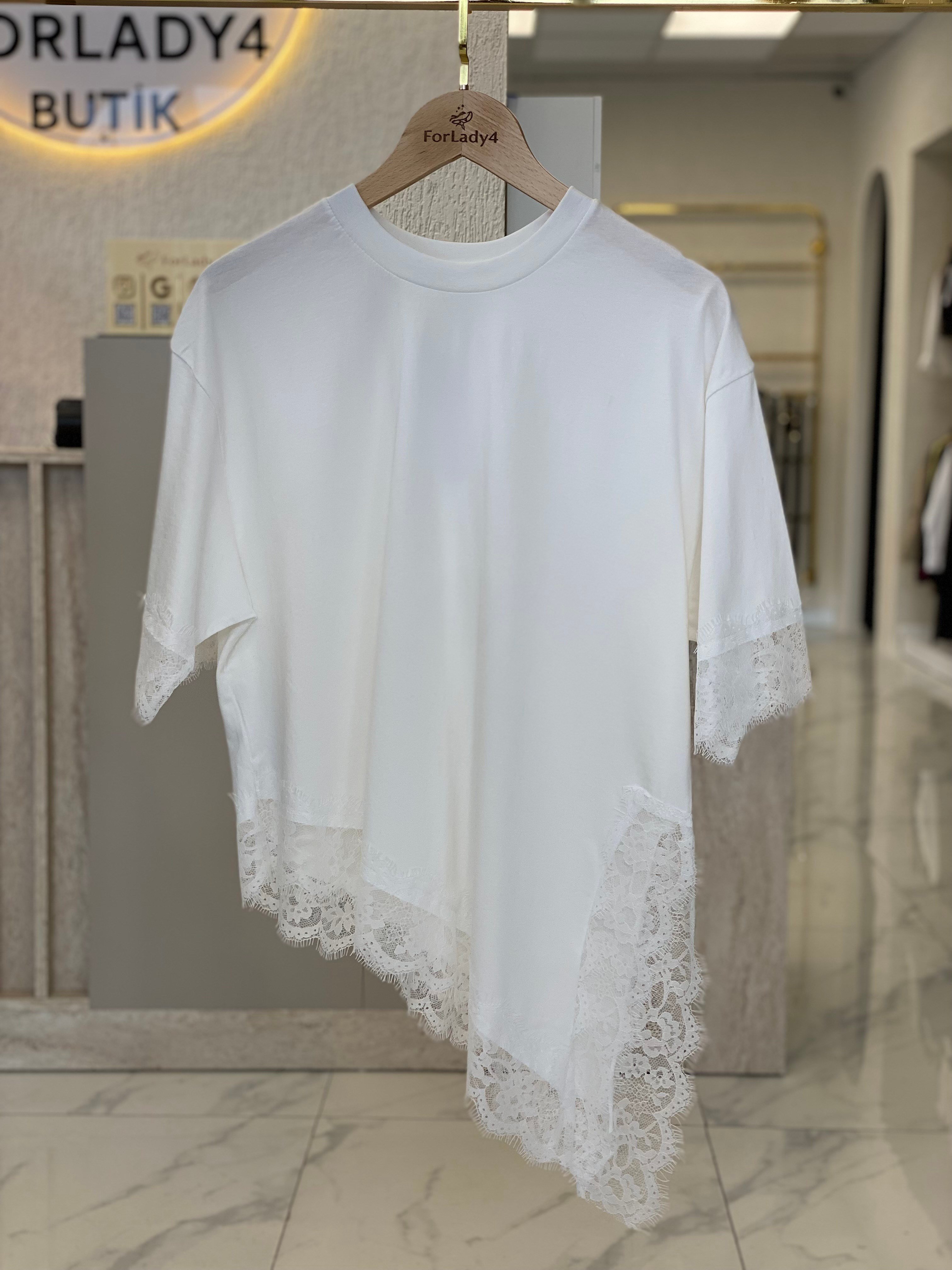 Beyaz Kolu Ve Eteği Dantelli Asimetrik Kadın T-Shirt