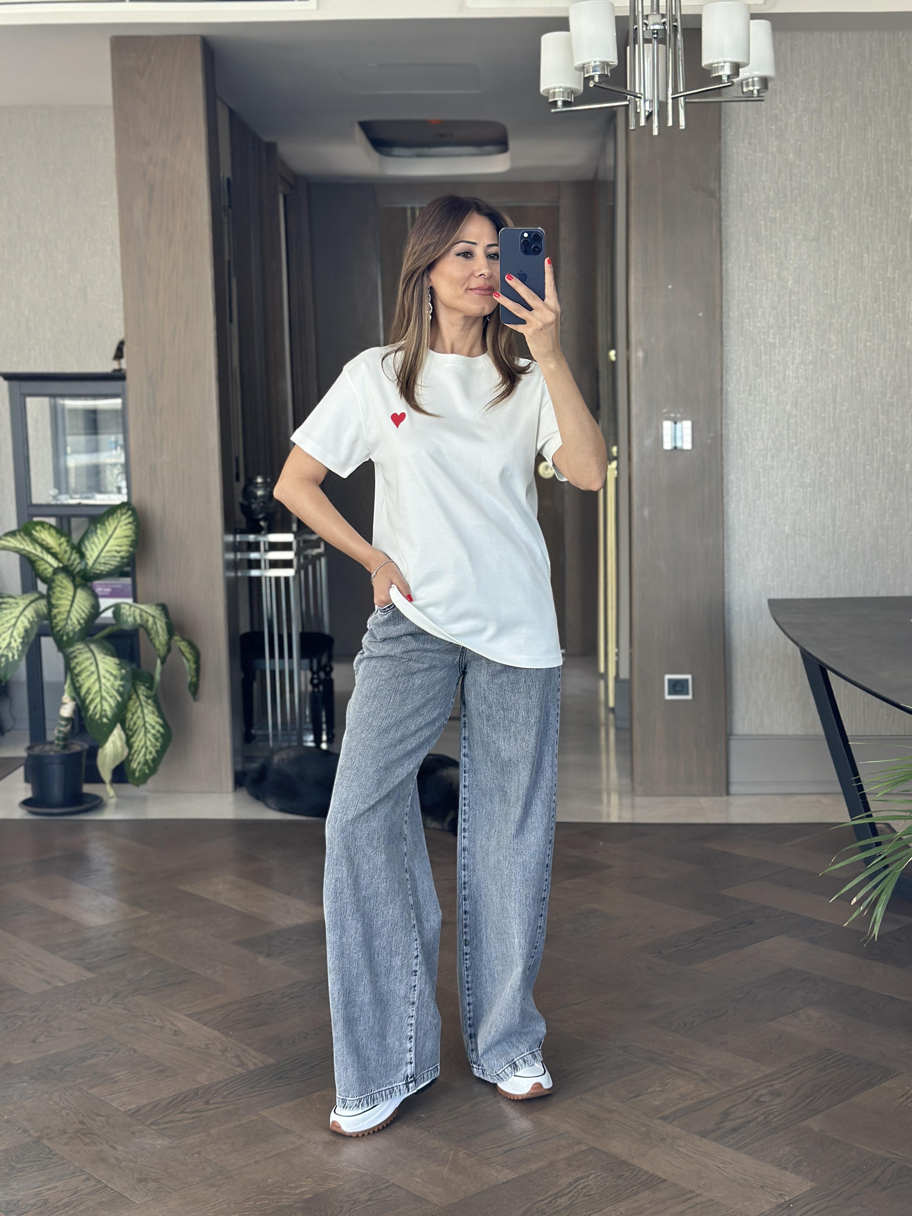 Beyaz Küçük Kalp Detay Bisiklet Yaka Kısa Kol Kadın T-Shirt