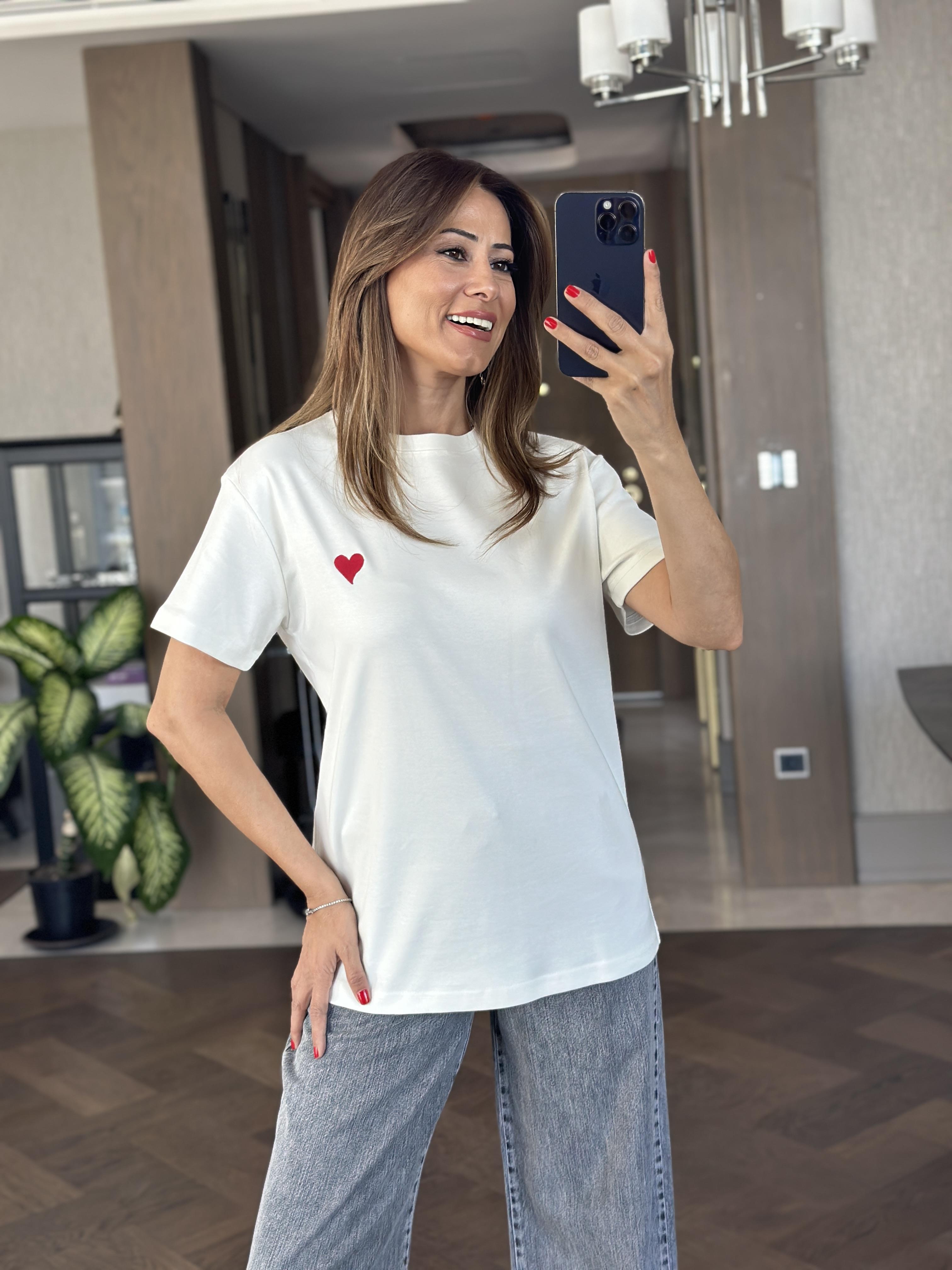 Beyaz Küçük Kalp Detay Bisiklet Yaka Kısa Kol Kadın T-Shirt