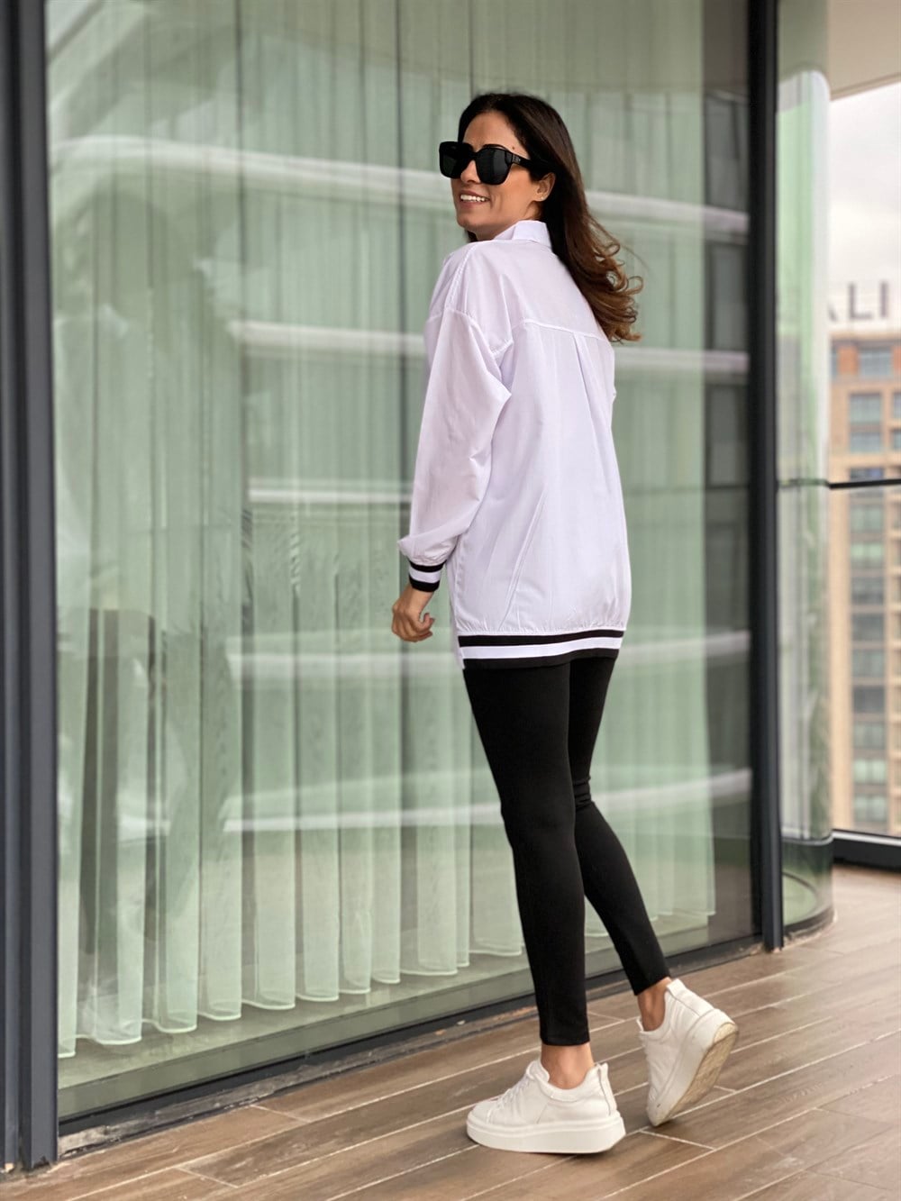 Beyaz Lastik Detaylı Oversize Gömlek