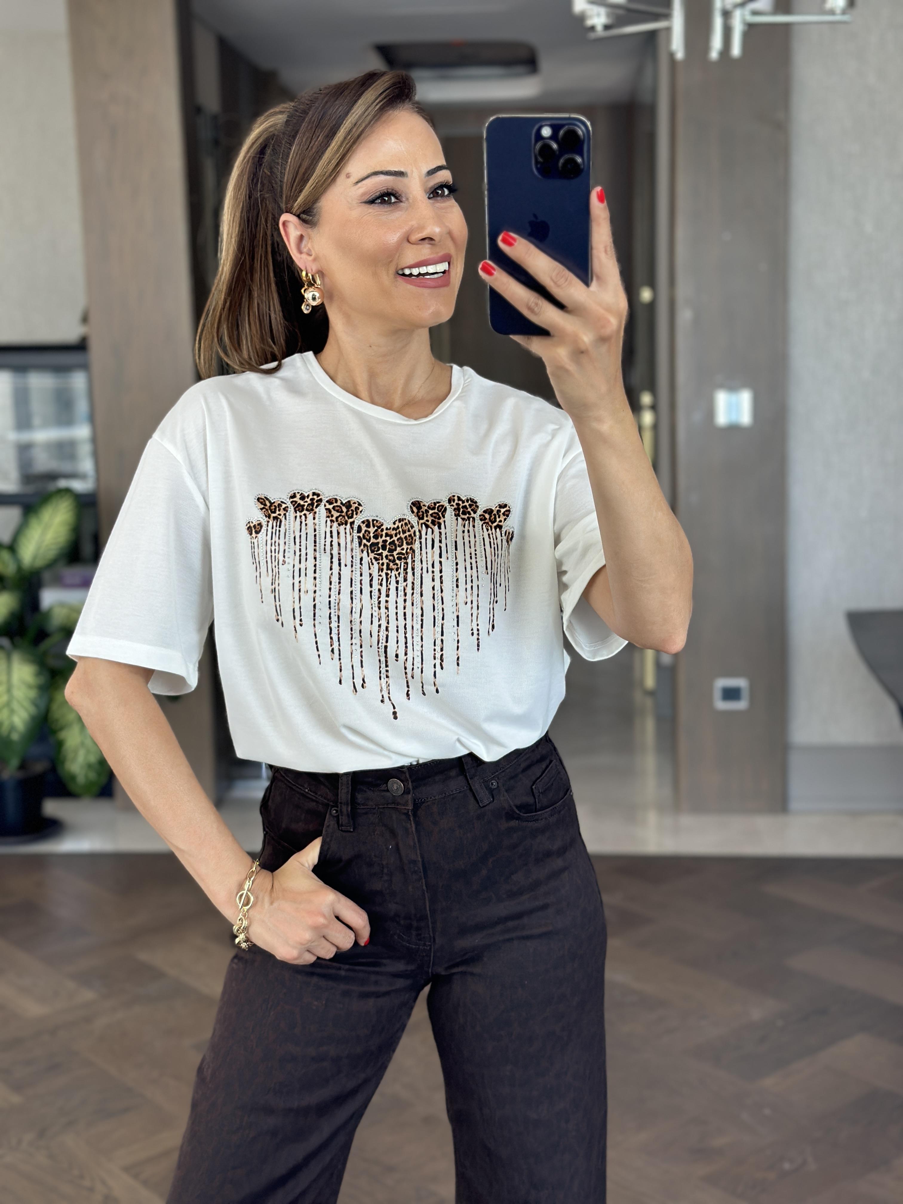 Beyaz Leopar Desen Çok Kalpli Bisiklet Yaka Kadın T-Shirt