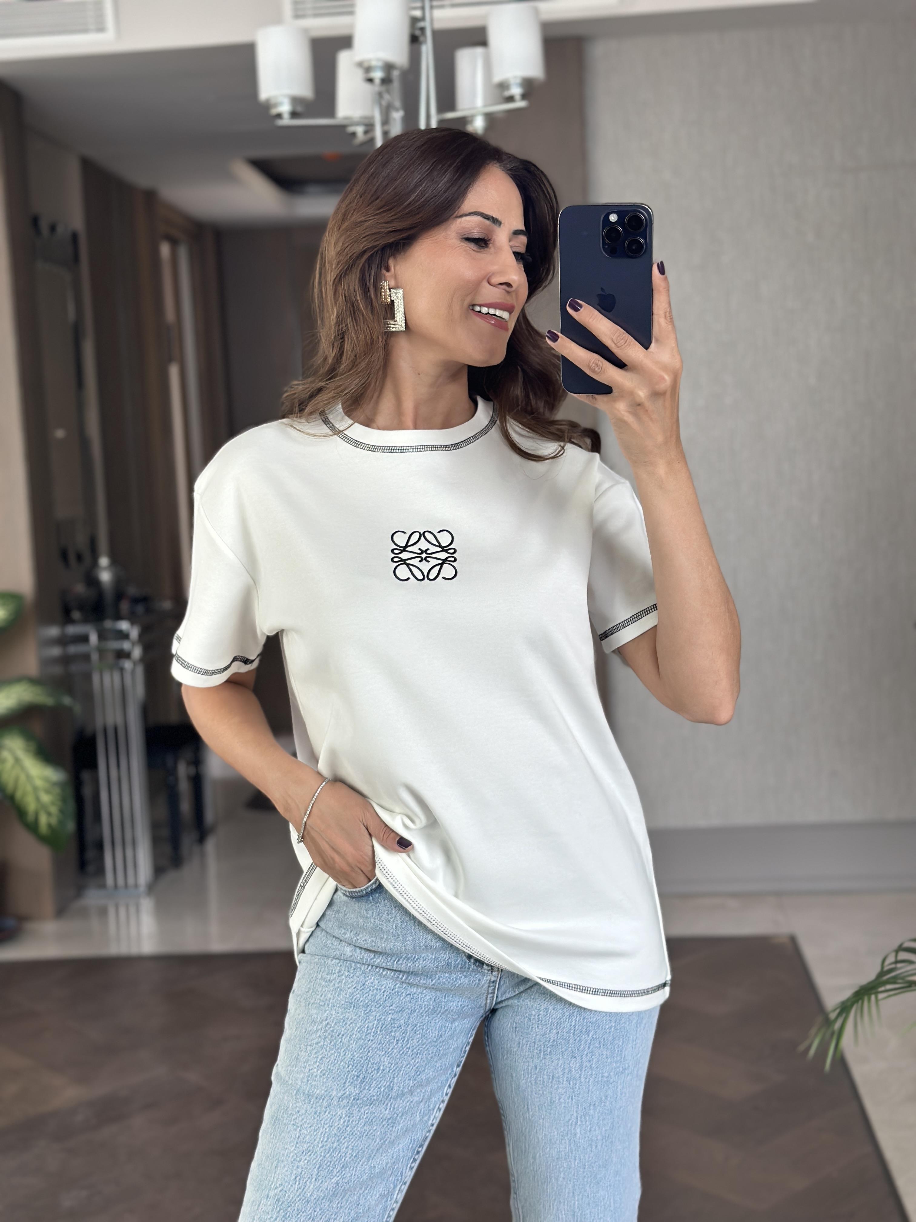 Beyaz Kare Nakış Detay Bisiklet Yaka Kadın T-Shirt