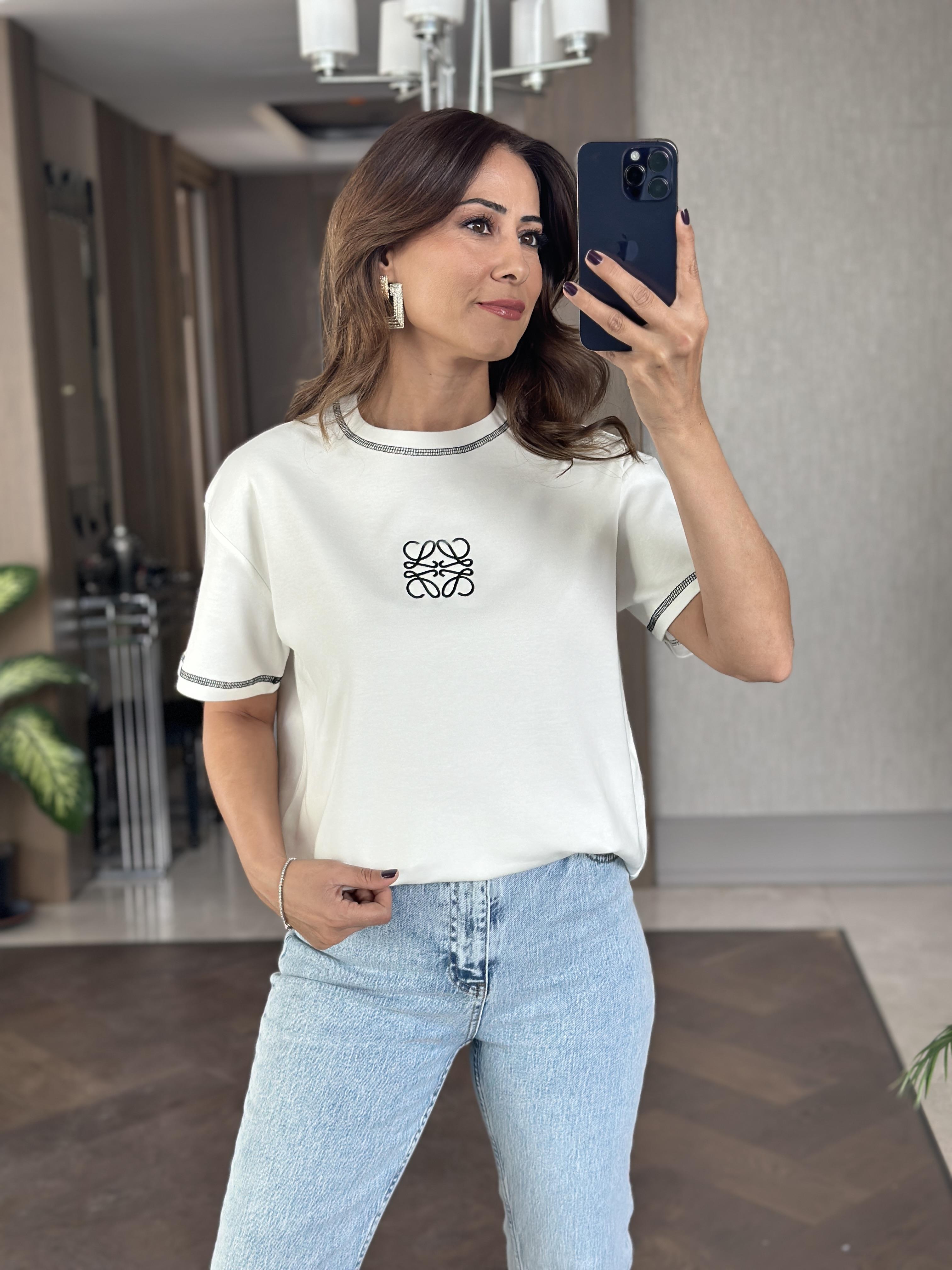 Beyaz Kare Nakış Detay Bisiklet Yaka Kadın T-Shirt