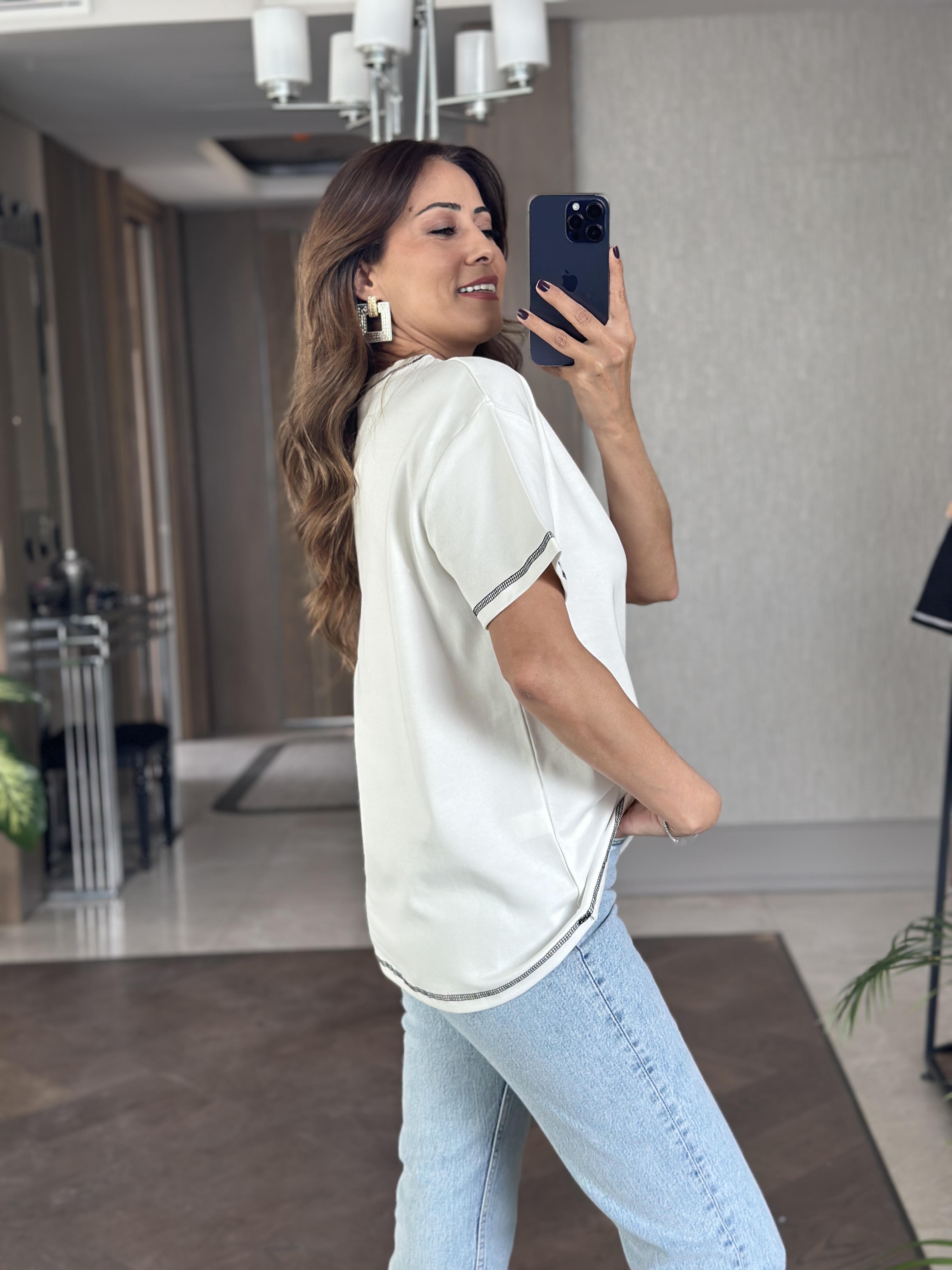 Beyaz Kare Nakış Detay Bisiklet Yaka Kadın T-Shirt