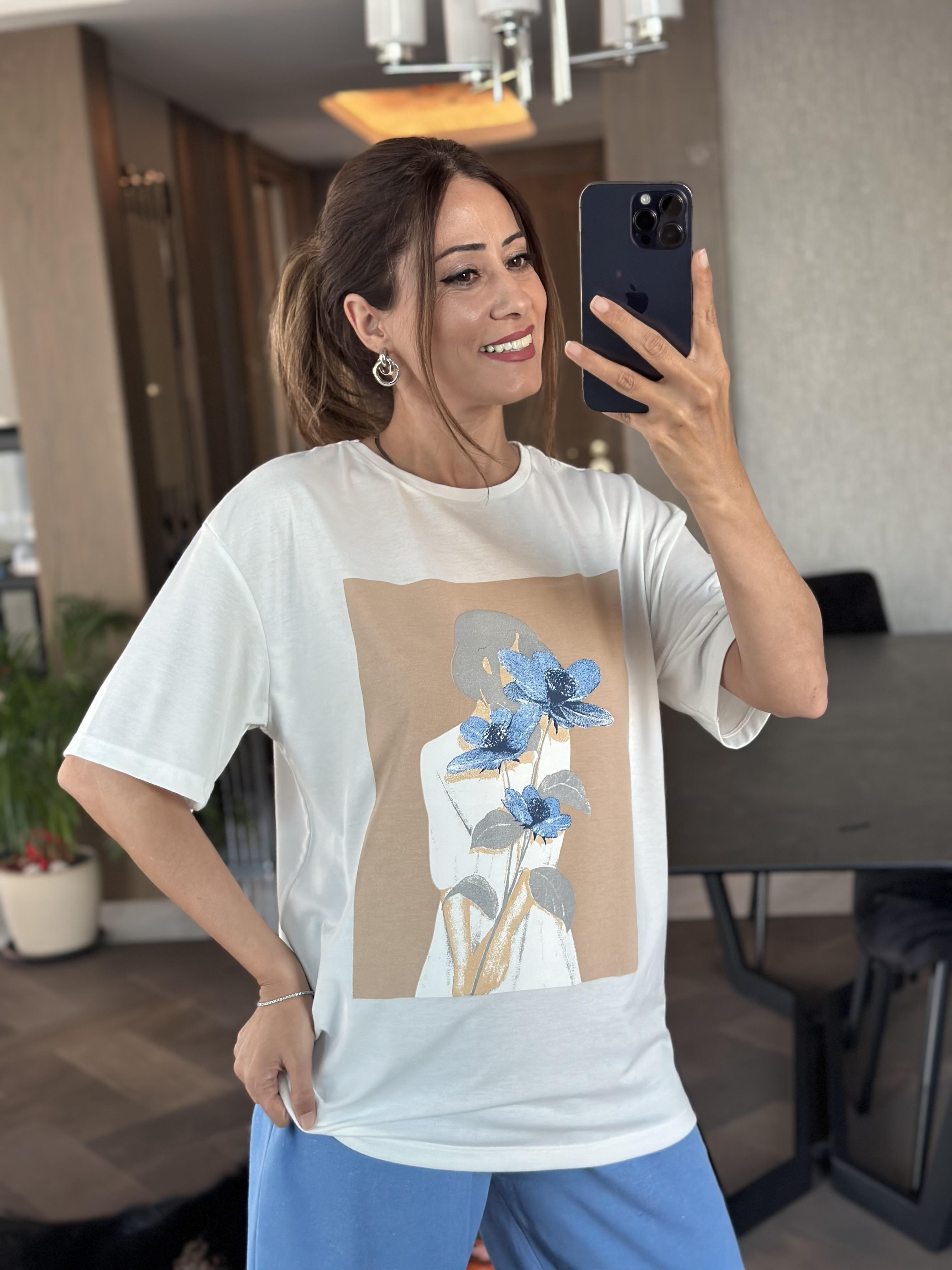 Beyaz Mavi Çiçek Baskılı Bisiklet Yaka Kadın T-Shirt