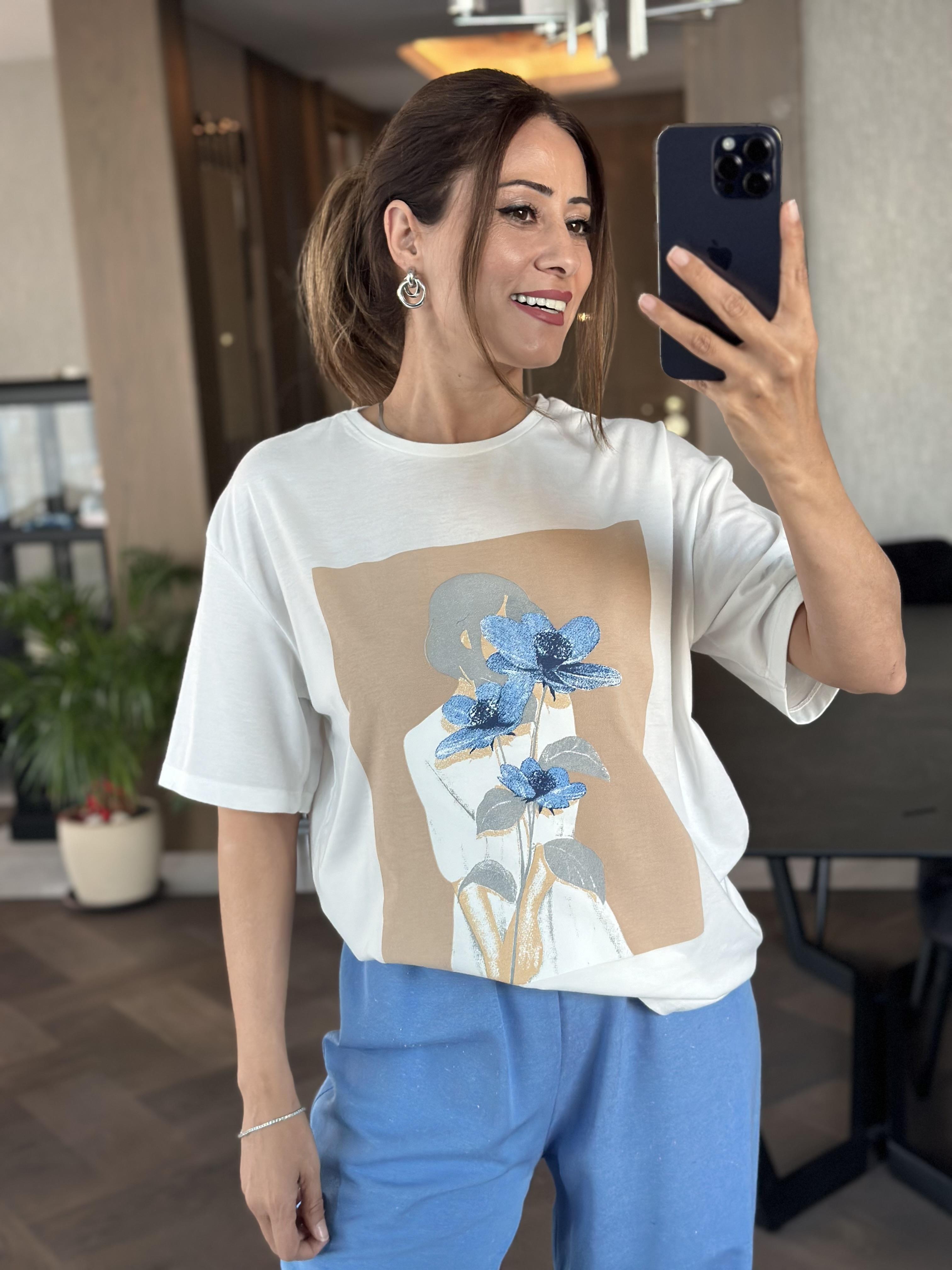 Beyaz Mavi Çiçek Baskılı Bisiklet Yaka Kadın T-Shirt